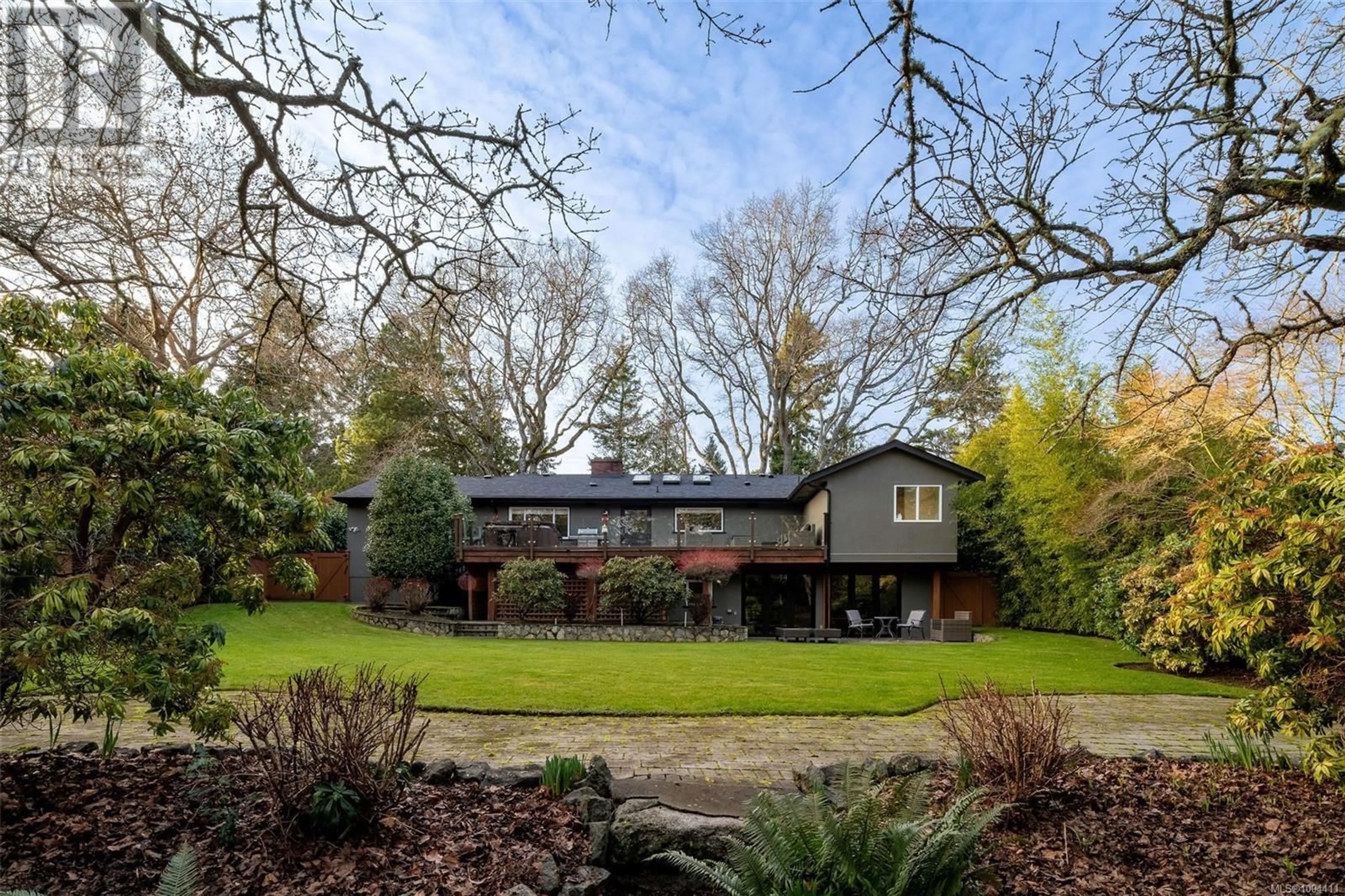 A pic from outside/outdoor area/front of a property/back of a property/a pic from drone, unknown for 3465 CADBORO BAY ROAD, Oak Bay British Columbia V8R5K7