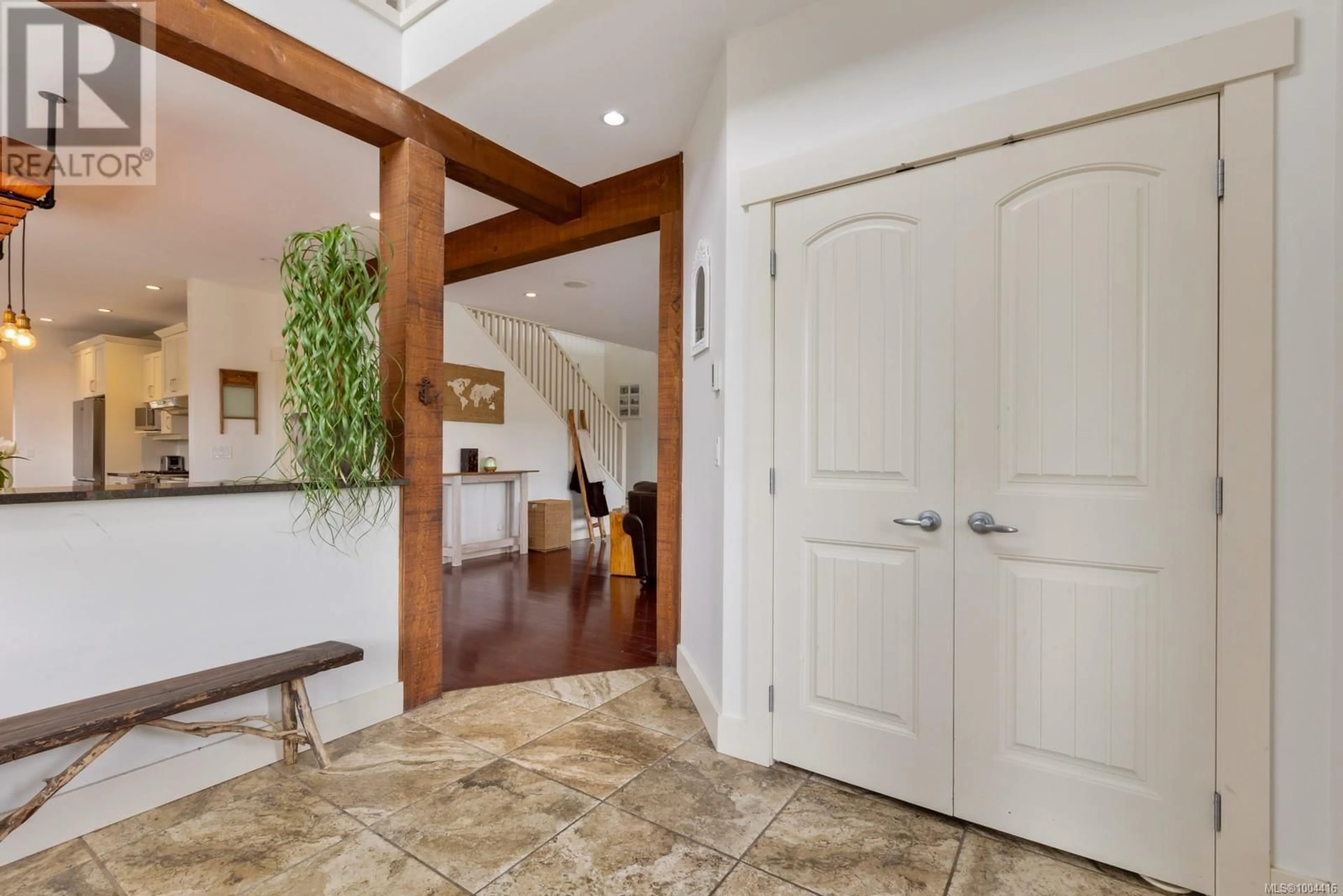 Indoor entryway for 2673 KENDAL AVENUE, Cumberland British Columbia V0R1S0