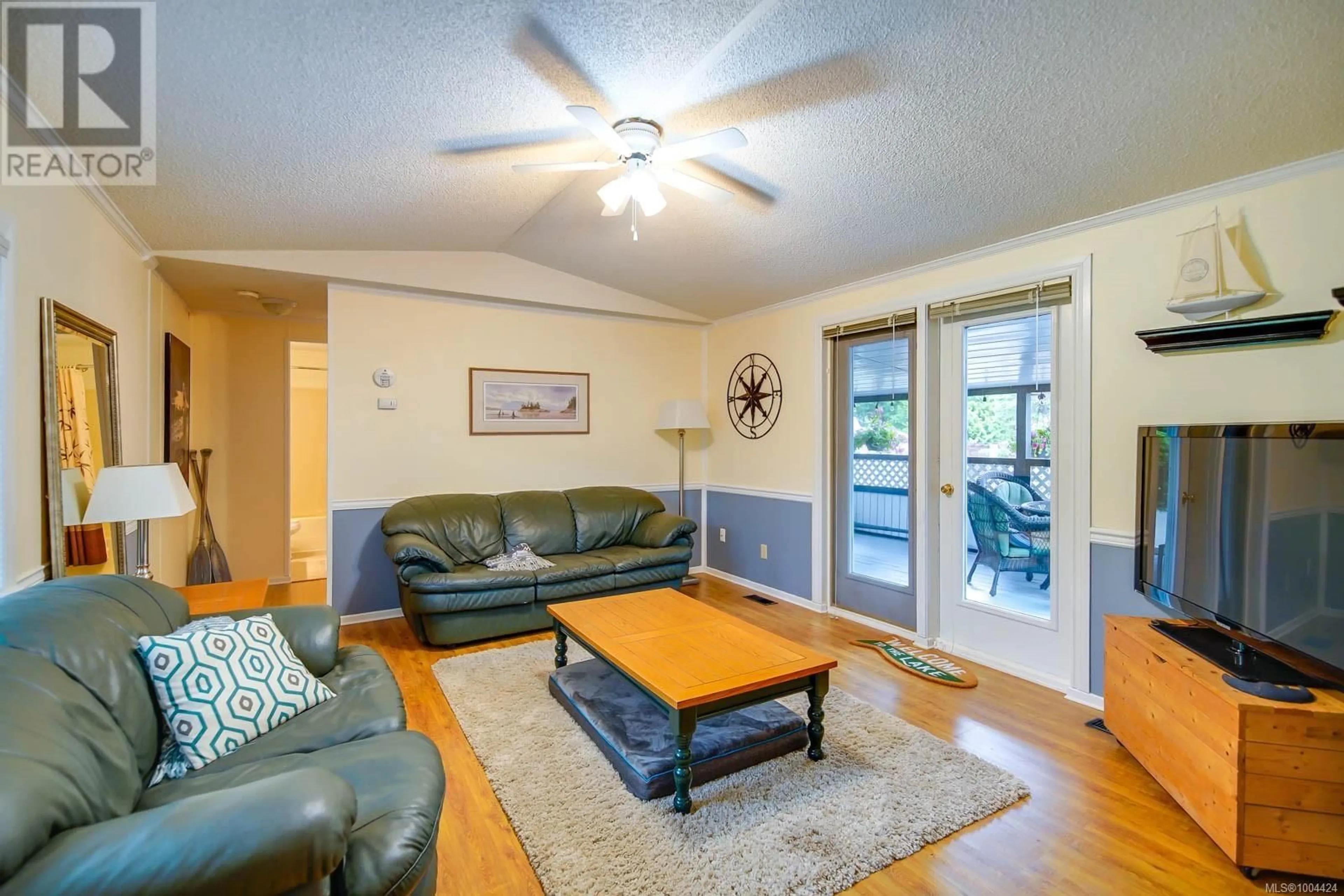 Living room with furniture, wood/laminate floor for 77 - 10325 LAKESHORE ROAD, Port Alberni British Columbia V9Y8G9