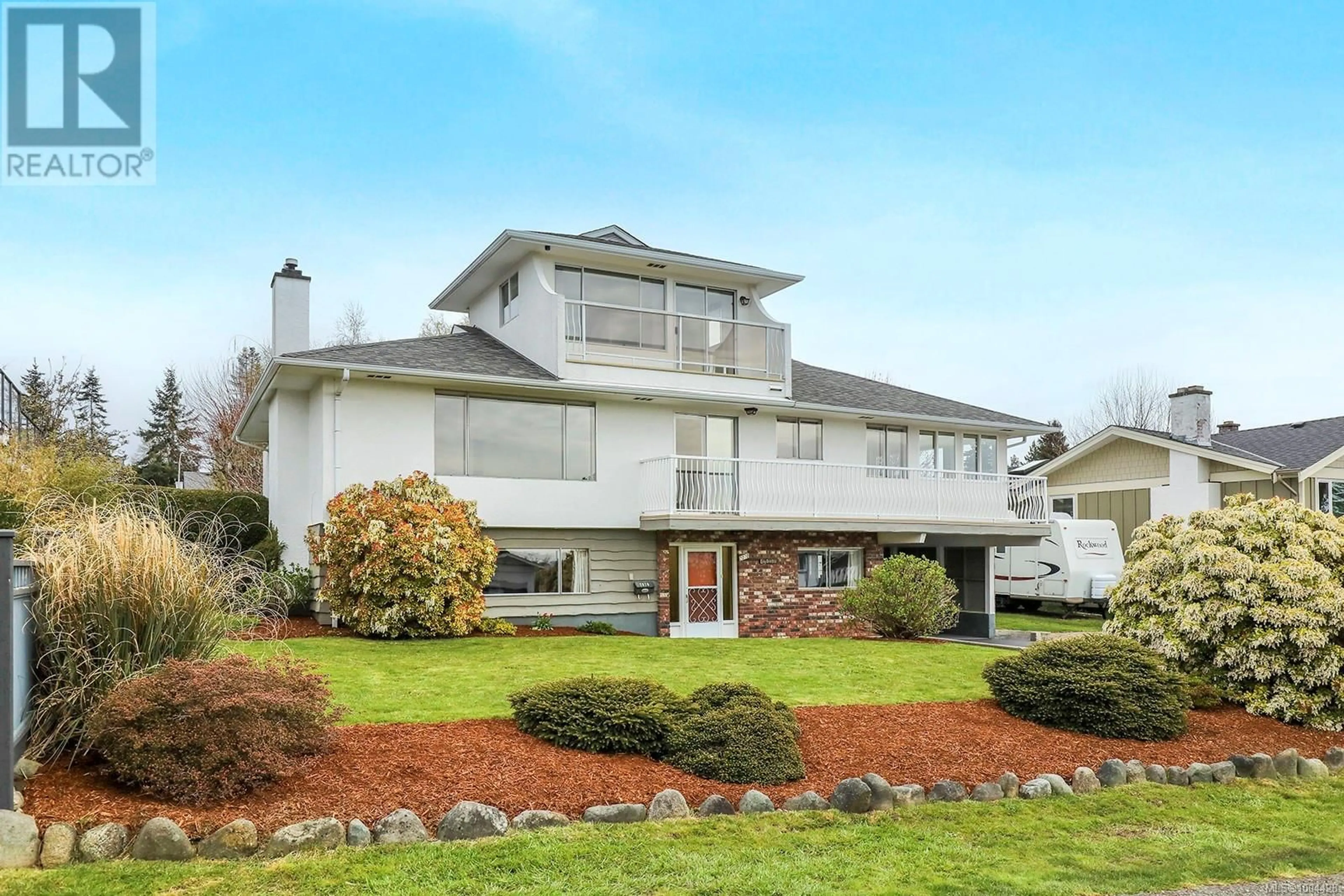 Home with vinyl exterior material, unknown for 2070 MURPHY AVENUE, Comox British Columbia V9M1V6