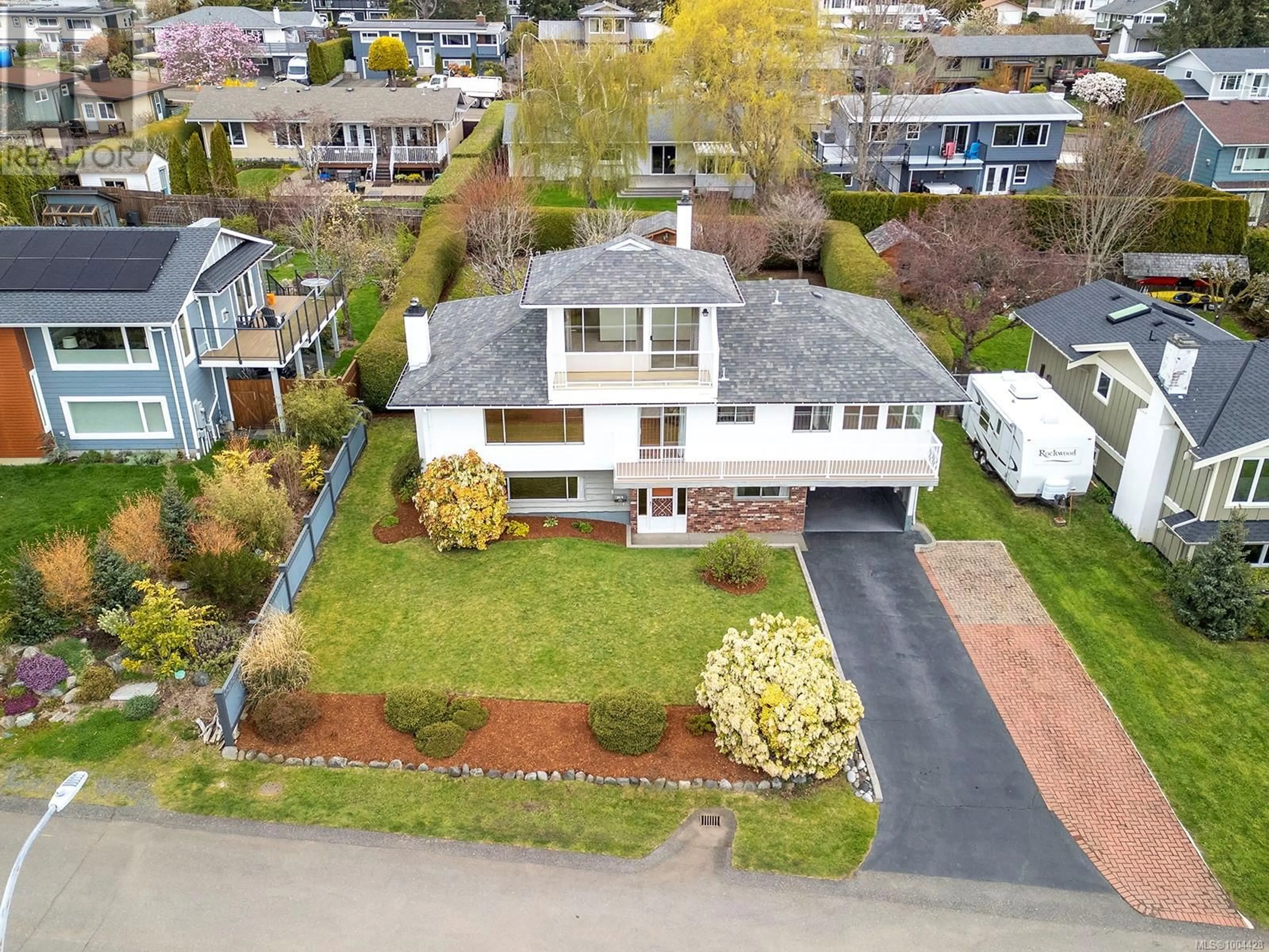 A pic from outside/outdoor area/front of a property/back of a property/a pic from drone, street for 2070 MURPHY AVENUE, Comox British Columbia V9M1V6