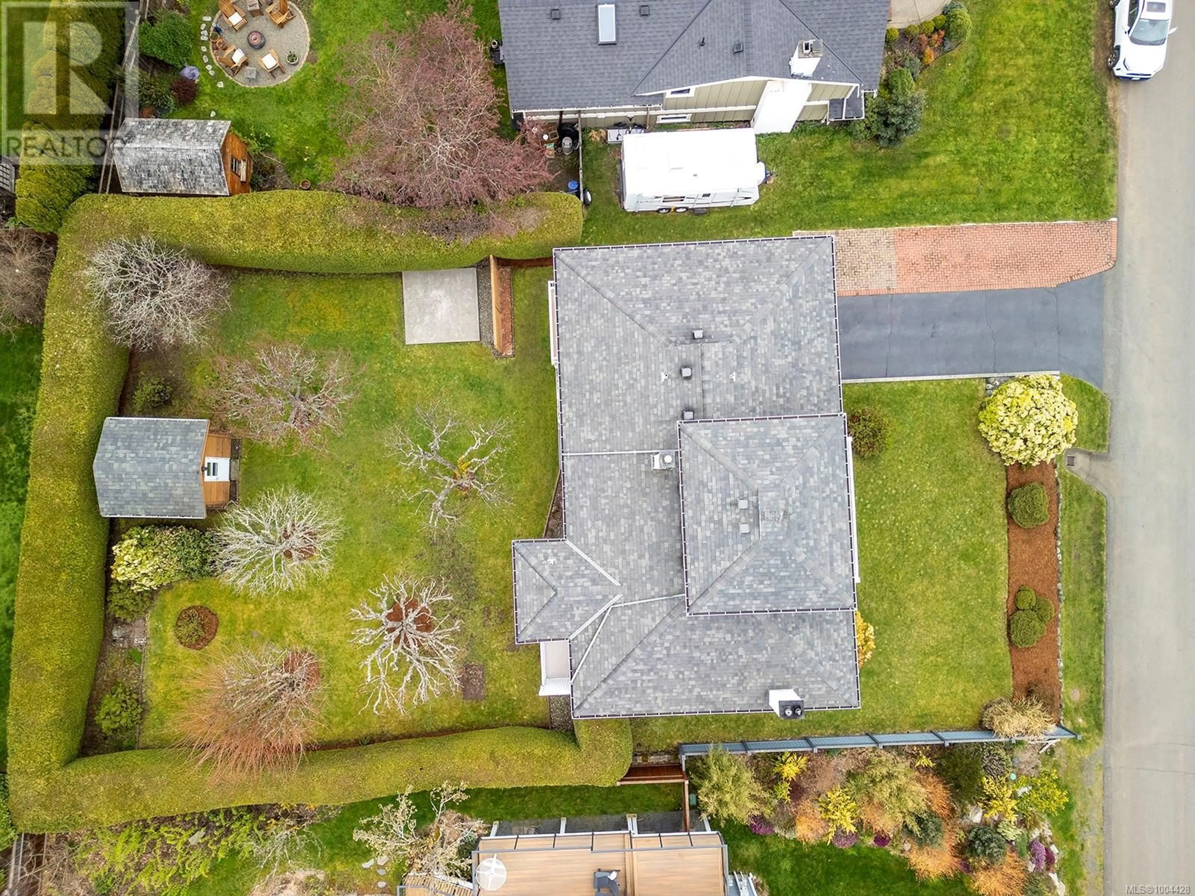A pic from outside/outdoor area/front of a property/back of a property/a pic from drone, street for 2070 MURPHY AVENUE, Comox British Columbia V9M1V6