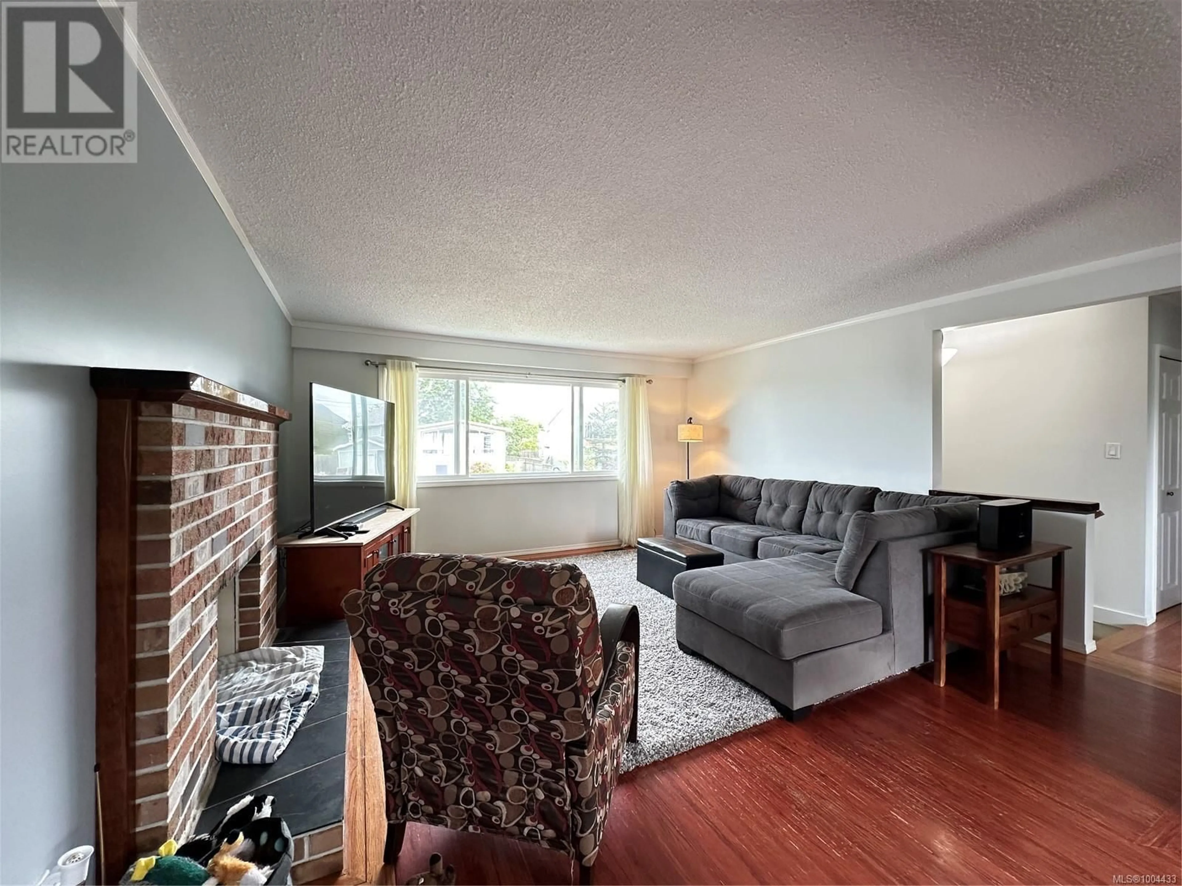 Living room with furniture, wood/laminate floor for 2365 CATALA PLACE, Port McNeill British Columbia V0N2R0