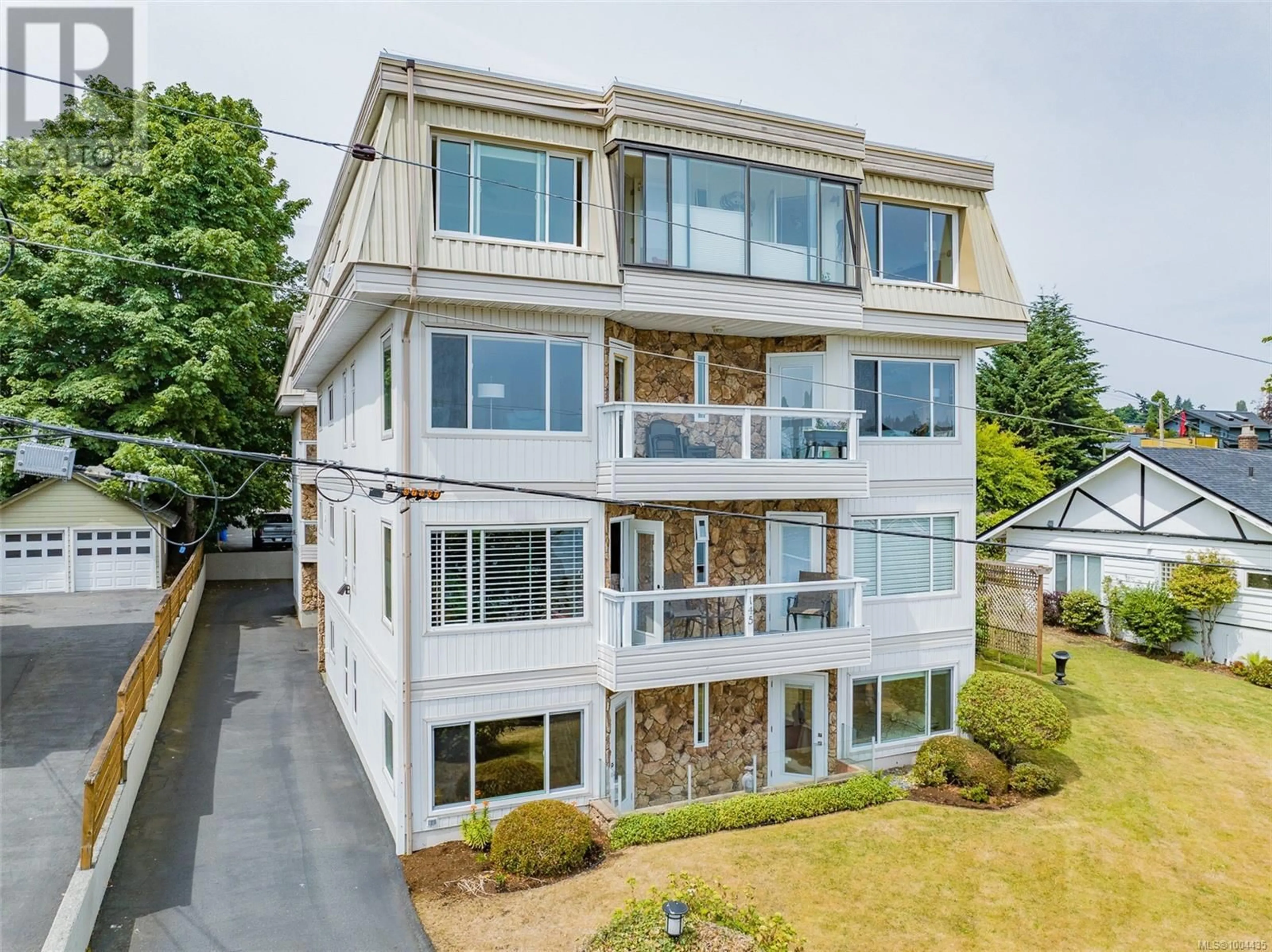 A pic from outside/outdoor area/front of a property/back of a property/a pic from drone, building for 101 - 145 NEWCASTLE AVENUE, Nanaimo British Columbia V9S4H7