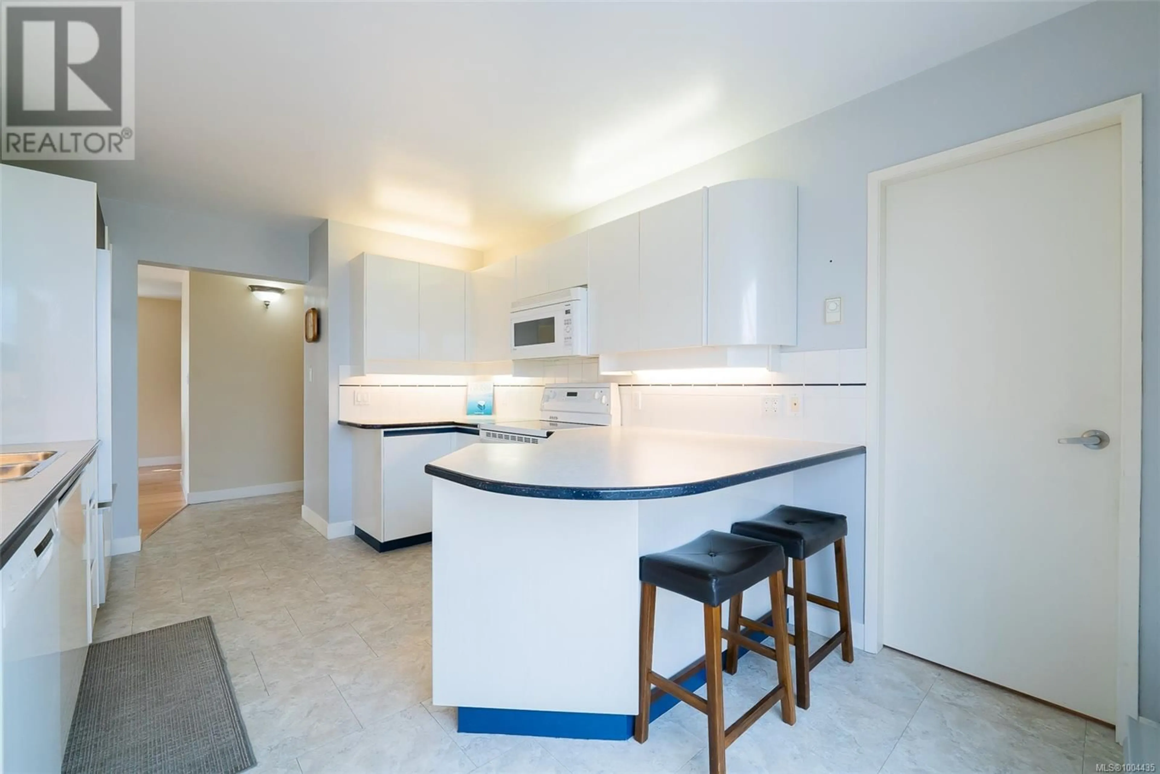 Standard kitchen, ceramic/tile floor for 101 - 145 NEWCASTLE AVENUE, Nanaimo British Columbia V9S4H7