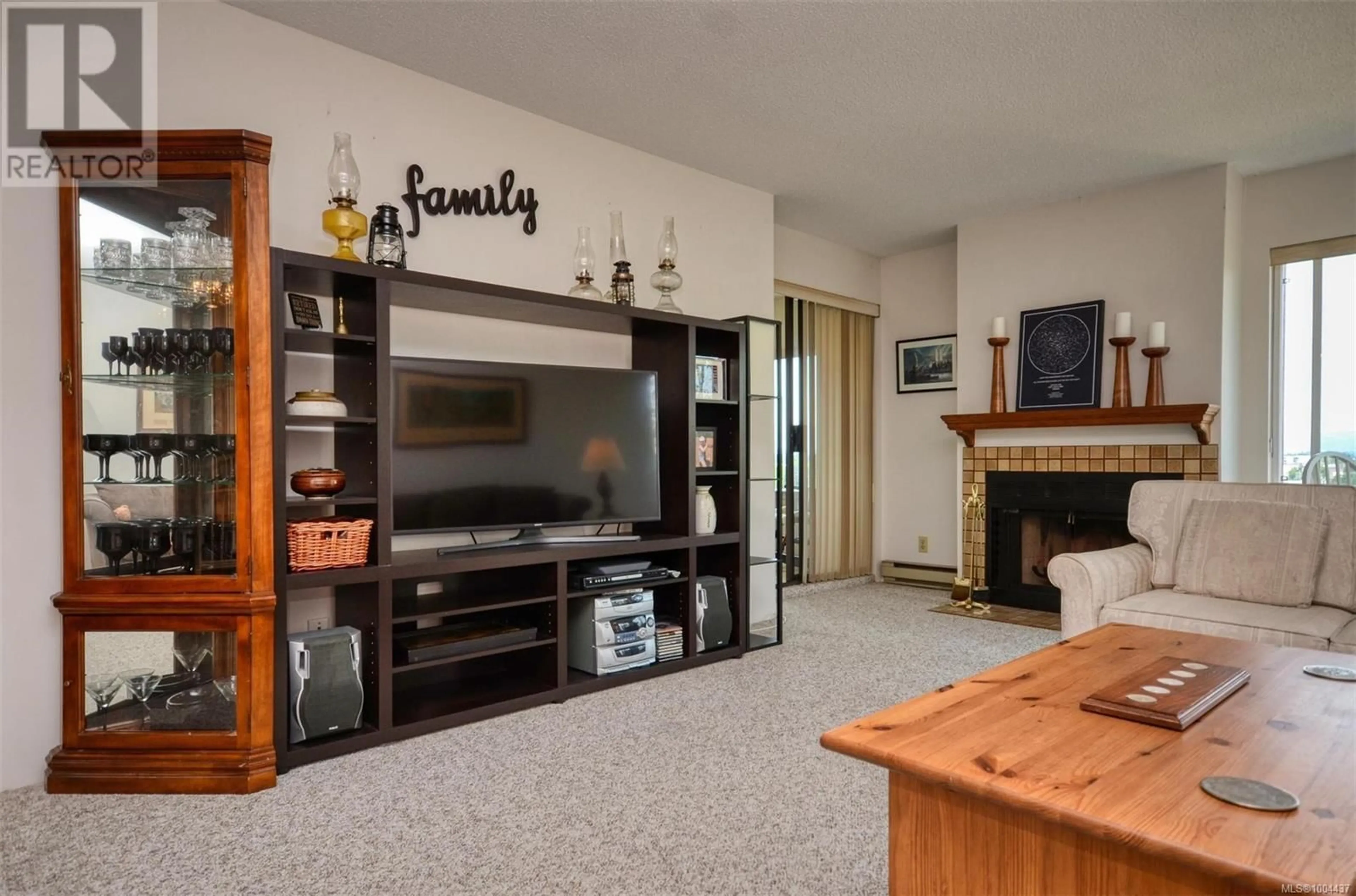 Living room with furniture, unknown for 408 - 3260 QUADRA STREET, Saanich British Columbia V8X1G2