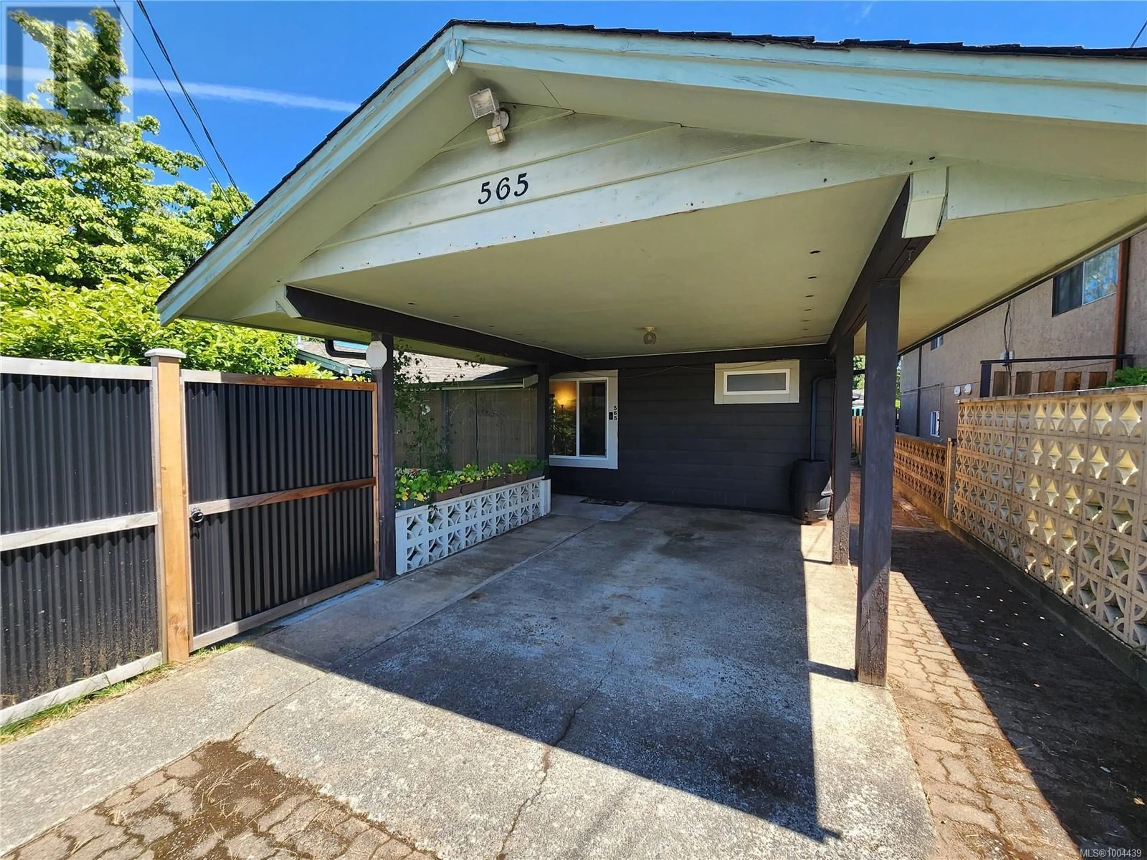 A pic from outside/outdoor area/front of a property/back of a property/a pic from drone, street for 565 DOGWOOD STREET, Campbell River British Columbia V9W2Y4