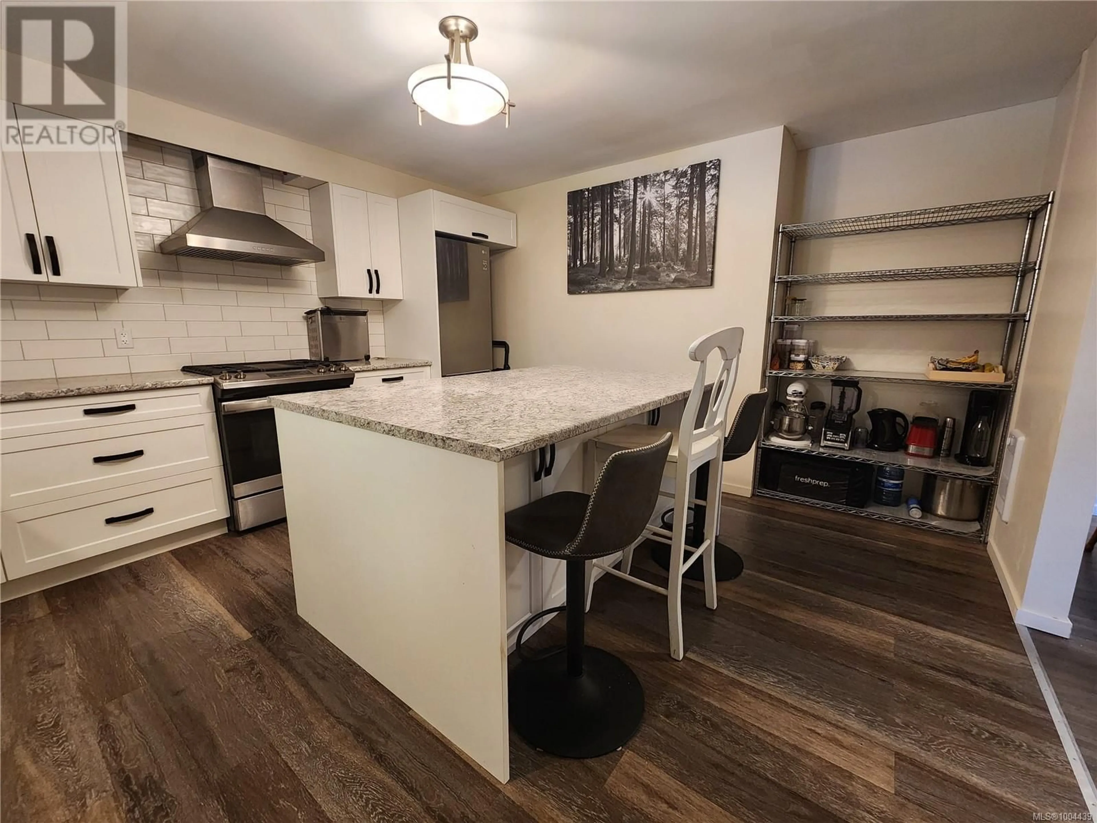 Open concept kitchen, wood/laminate floor for 565 DOGWOOD STREET, Campbell River British Columbia V9W2Y4