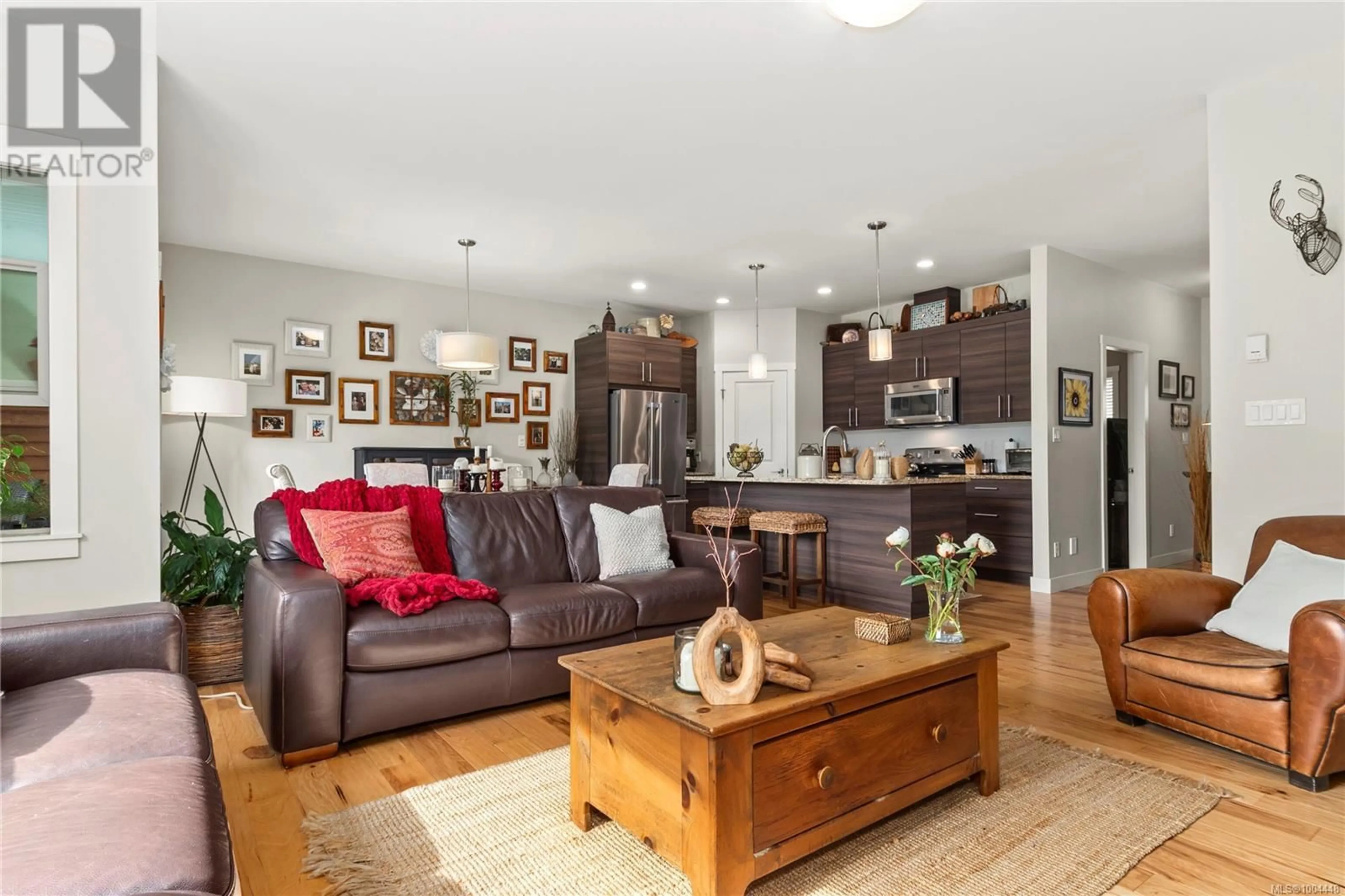 Living room with furniture, wood/laminate floor for 18 - 301 ARIZONA DRIVE, Campbell River British Columbia V9H0B9