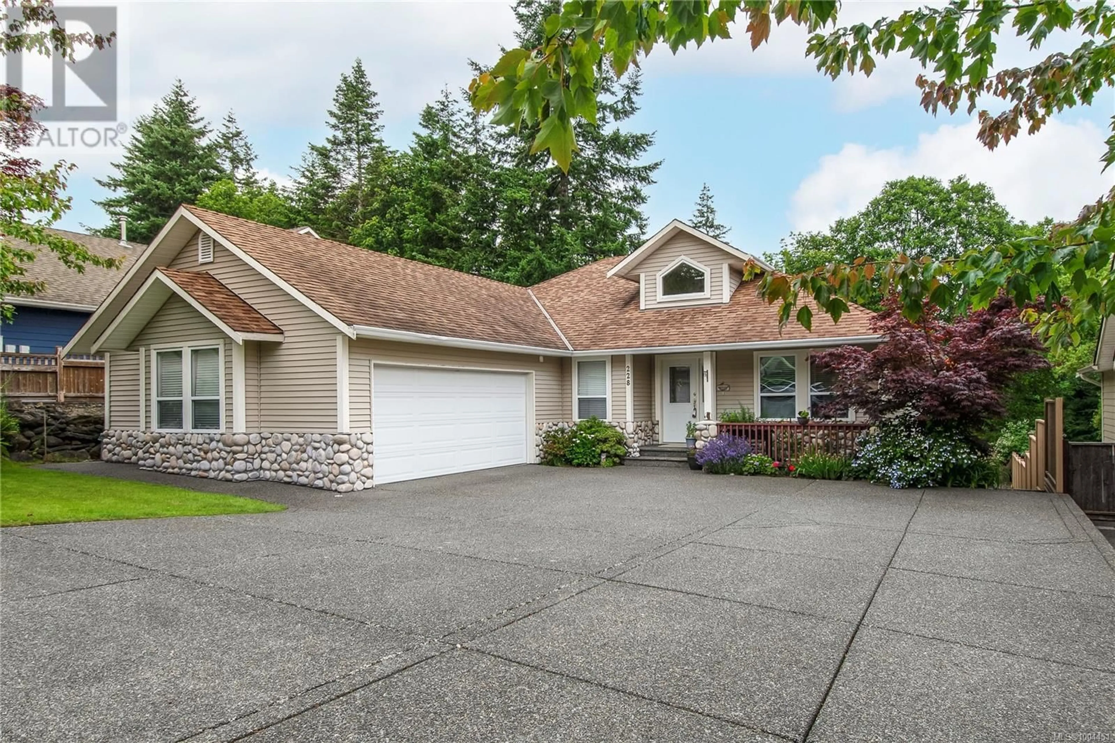 Home with vinyl exterior material, street for 228 MARYLAND ROAD, Campbell River British Columbia V9W8H5