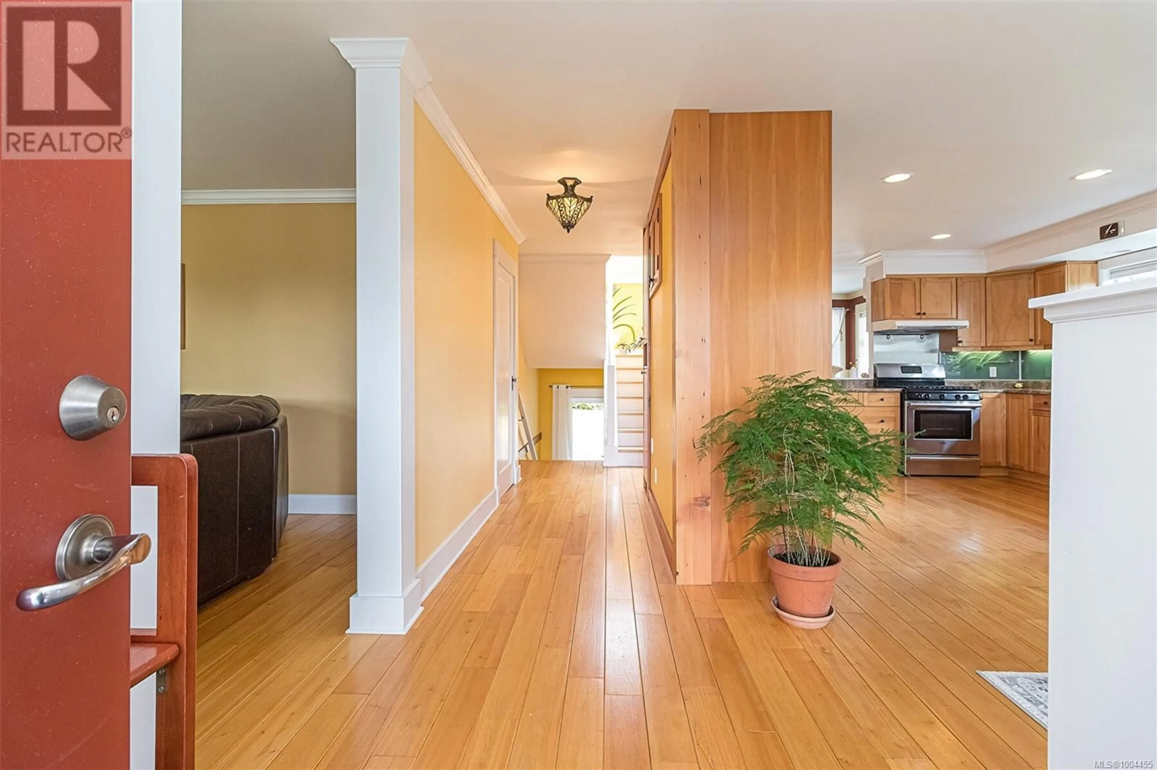 Indoor foyer for 281 BESSBOROUGH AVENUE, View Royal British Columbia V9B1T4