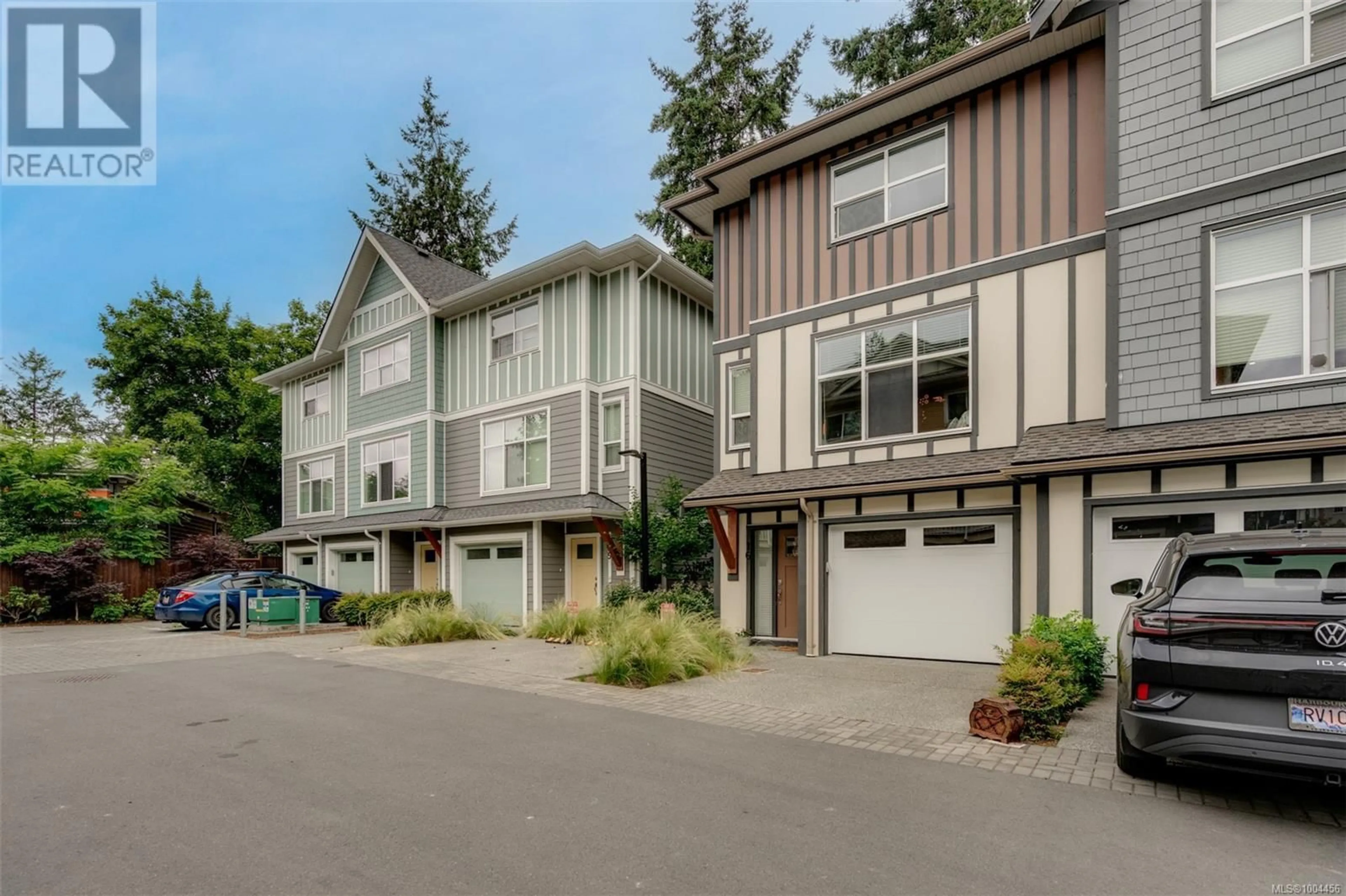 Home with vinyl exterior material, street for 16 - 1027 COLLEGE STREET WEST, Duncan British Columbia V9L2E8