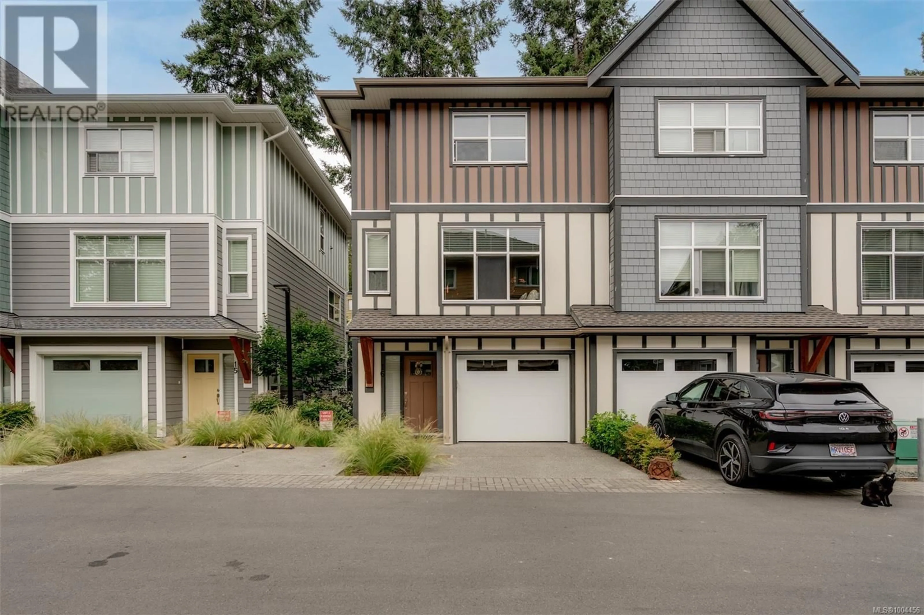 Home with vinyl exterior material, street for 16 - 1027 COLLEGE STREET WEST, Duncan British Columbia V9L2E8