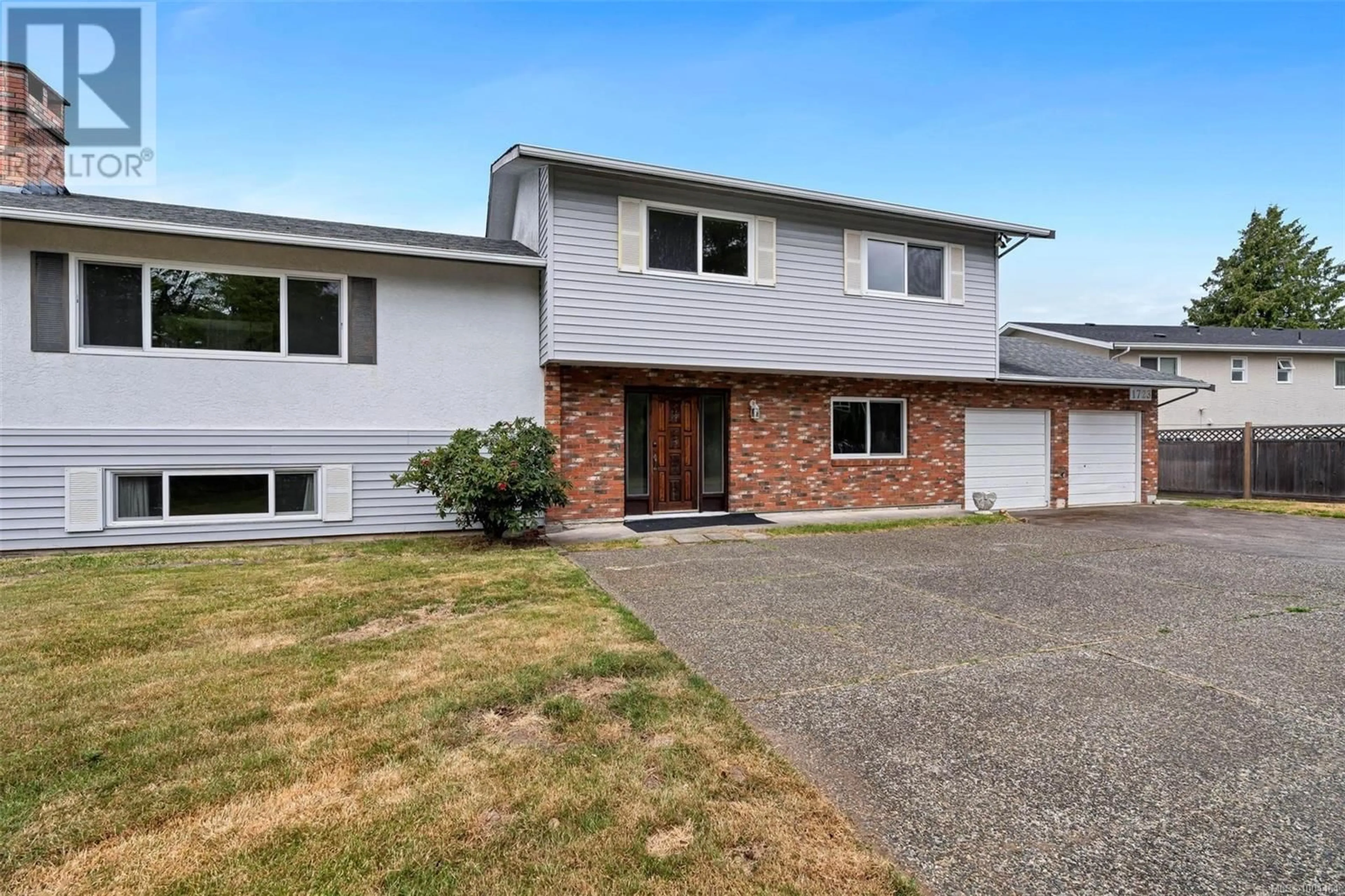 Home with vinyl exterior material, street for 1723 SPRUCEWOOD PLACE, Saanich British Columbia V8N1H4