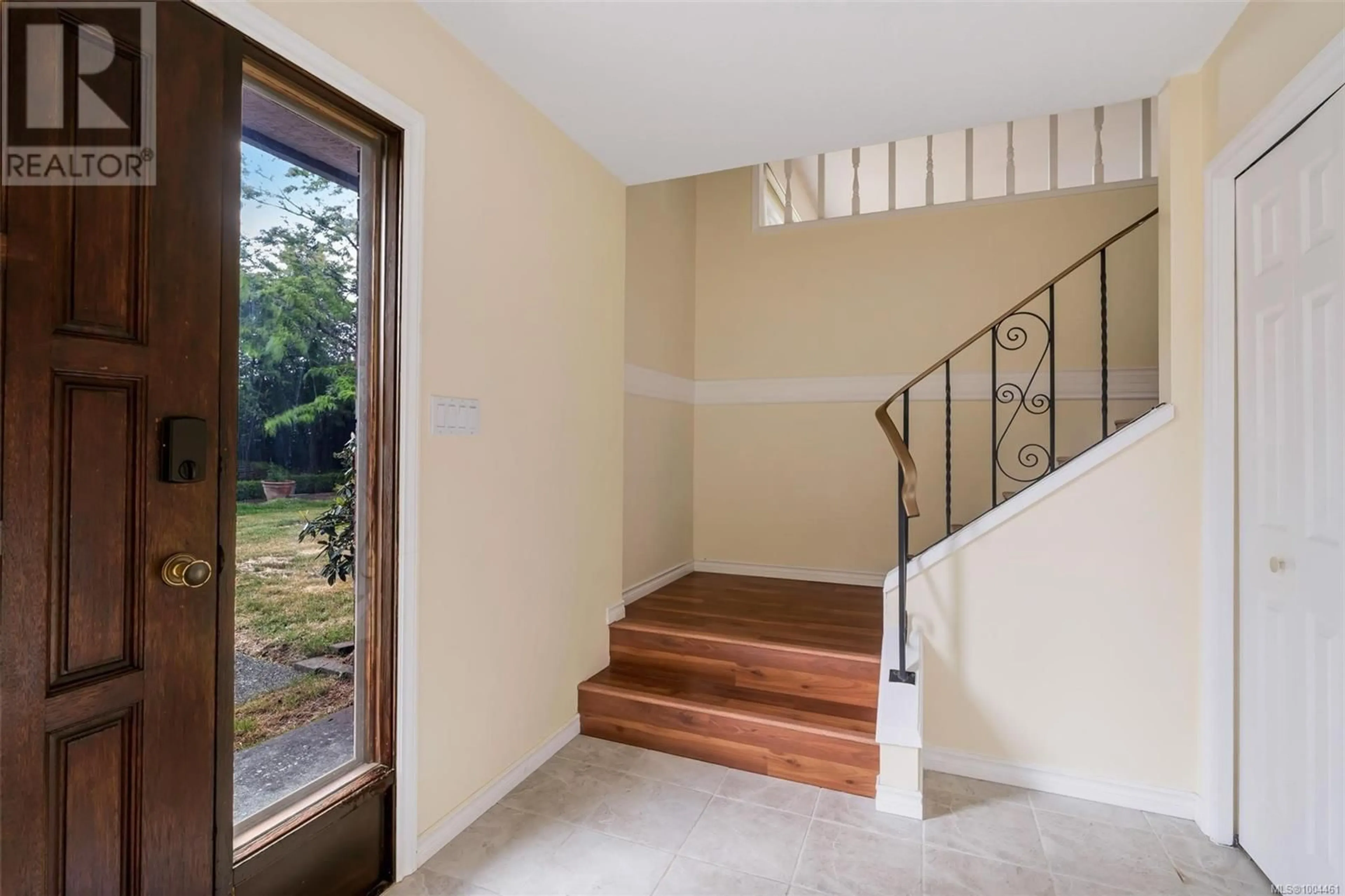 Indoor foyer for 1723 SPRUCEWOOD PLACE, Saanich British Columbia V8N1H4