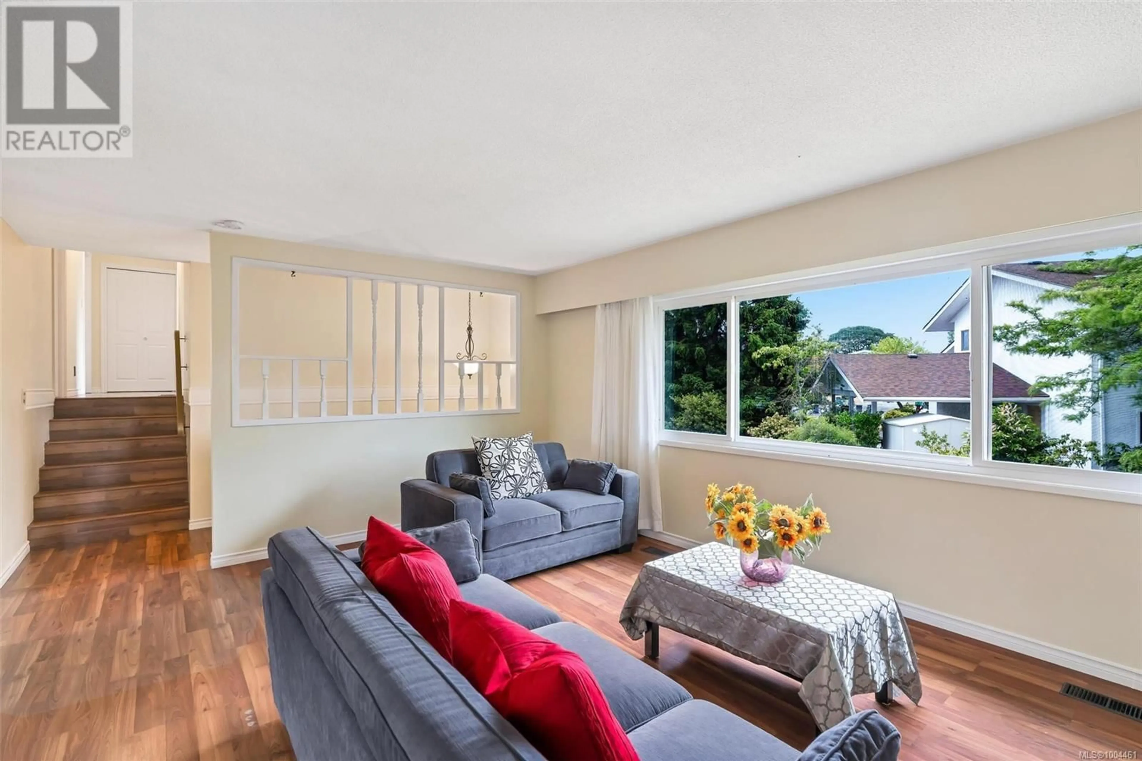 Living room with furniture, unknown for 1723 SPRUCEWOOD PLACE, Saanich British Columbia V8N1H4
