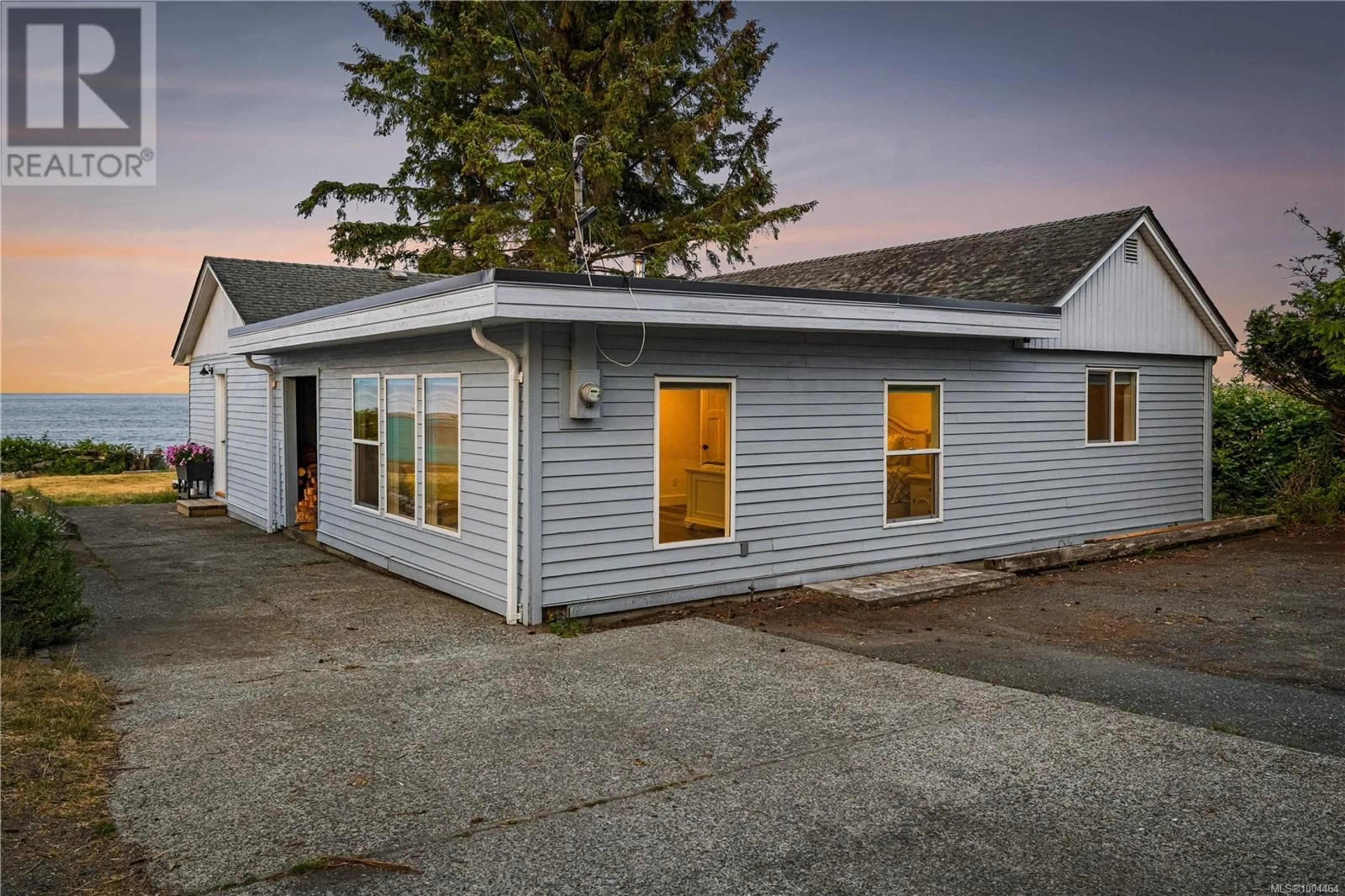 Home with vinyl exterior material, street for 3813 ISLAND HIGHWAY SOUTH, Campbell River British Columbia V9H1M4