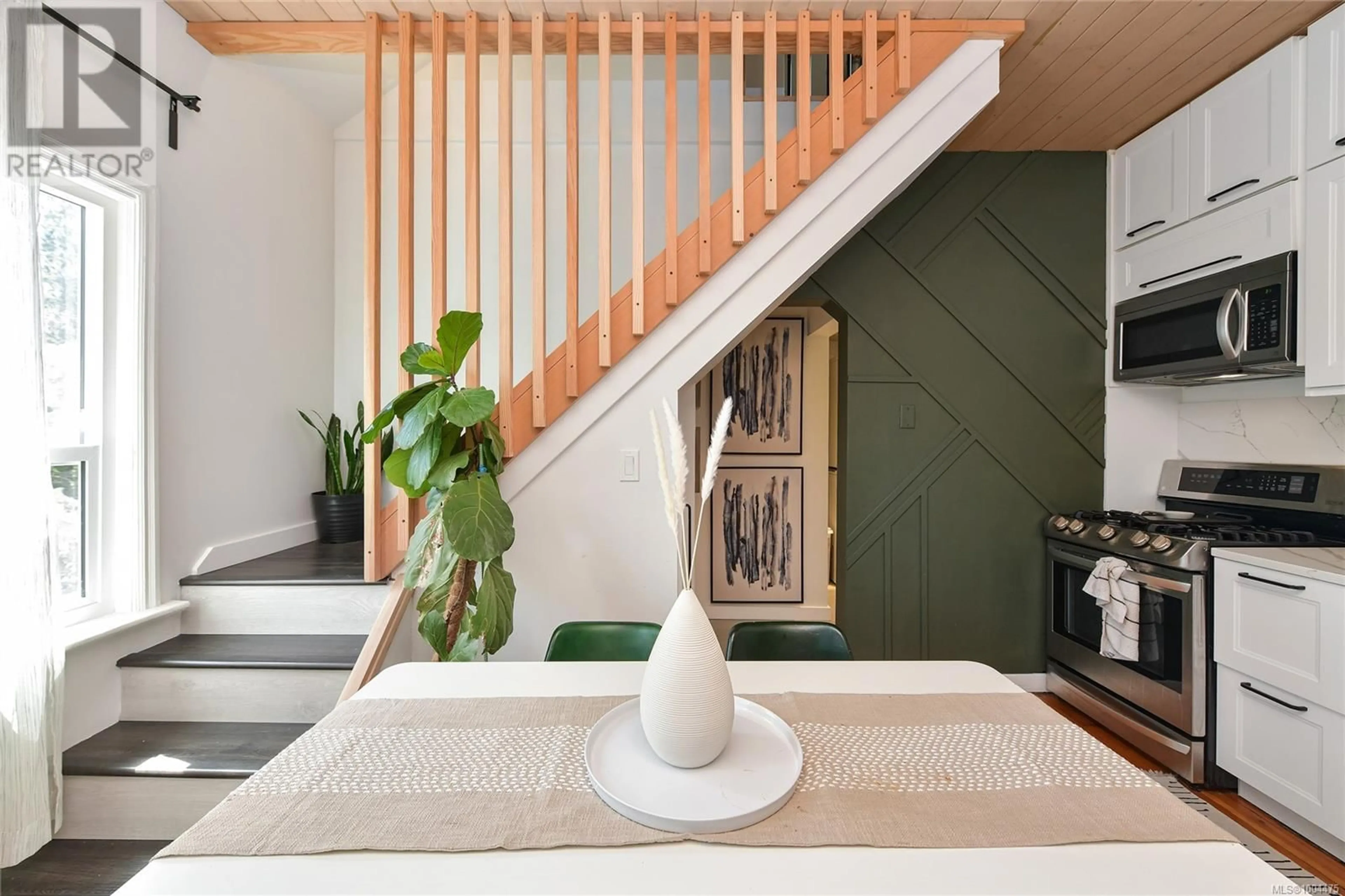Indoor entryway for 3044 ORILLIA STREET, Saanich British Columbia V9A1Y8