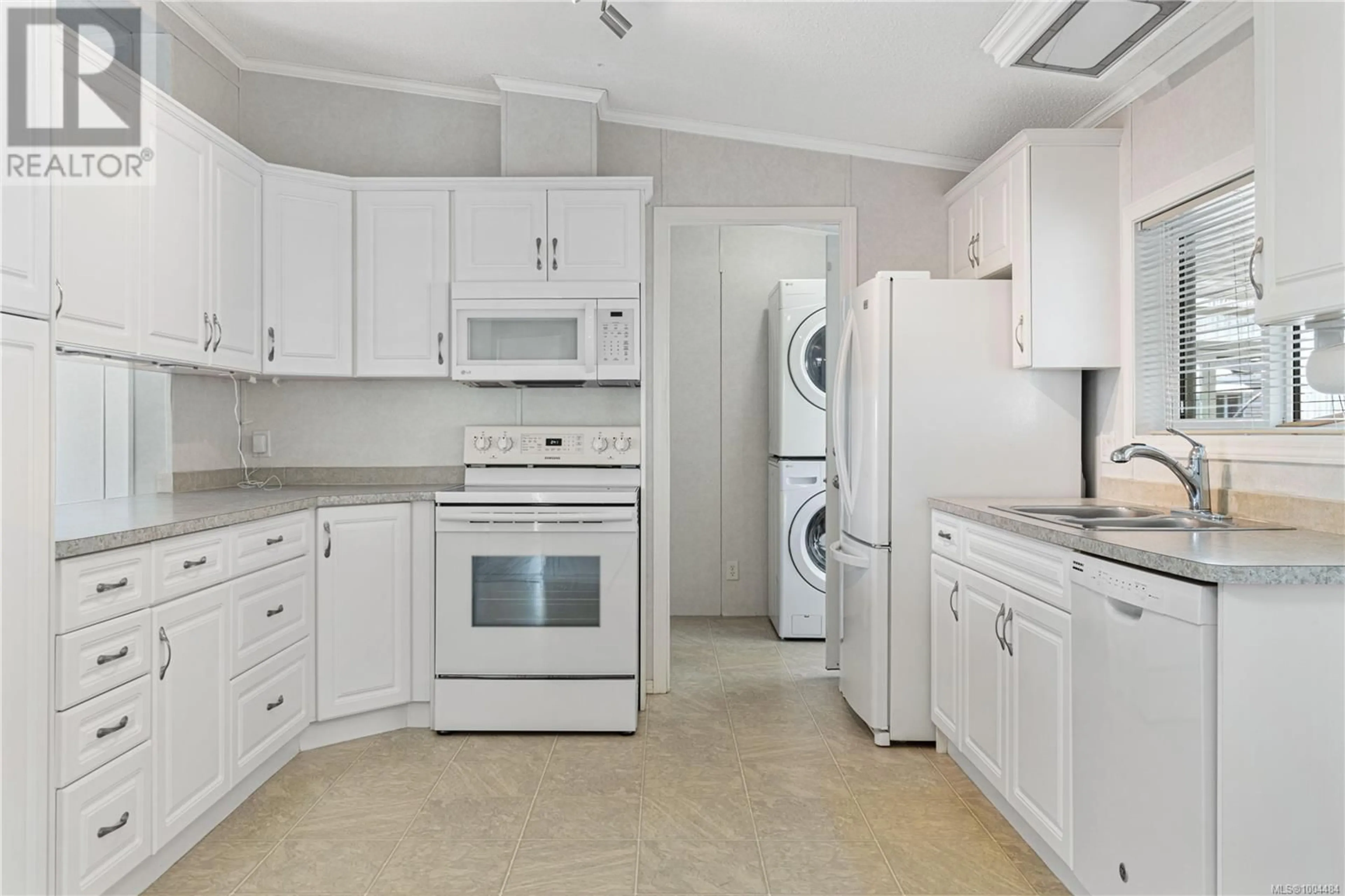 Kitchen with laundary machines, ceramic/tile floor for 14 - 386 CRAIG STREET, Parksville British Columbia V9P2Z8