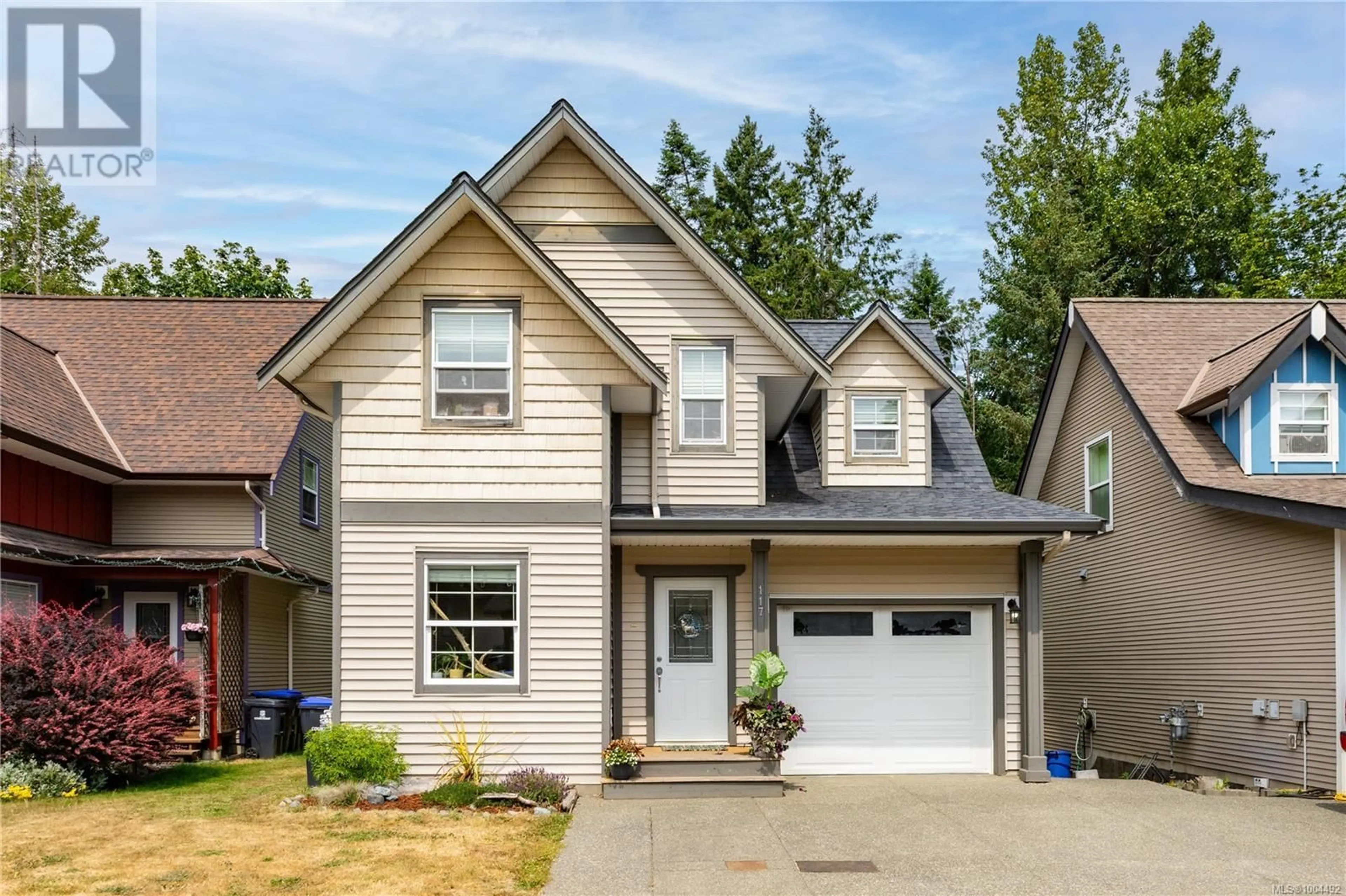 Home with vinyl exterior material, street for 117 - 2787 1ST STREET, Courtenay British Columbia V9N9C8