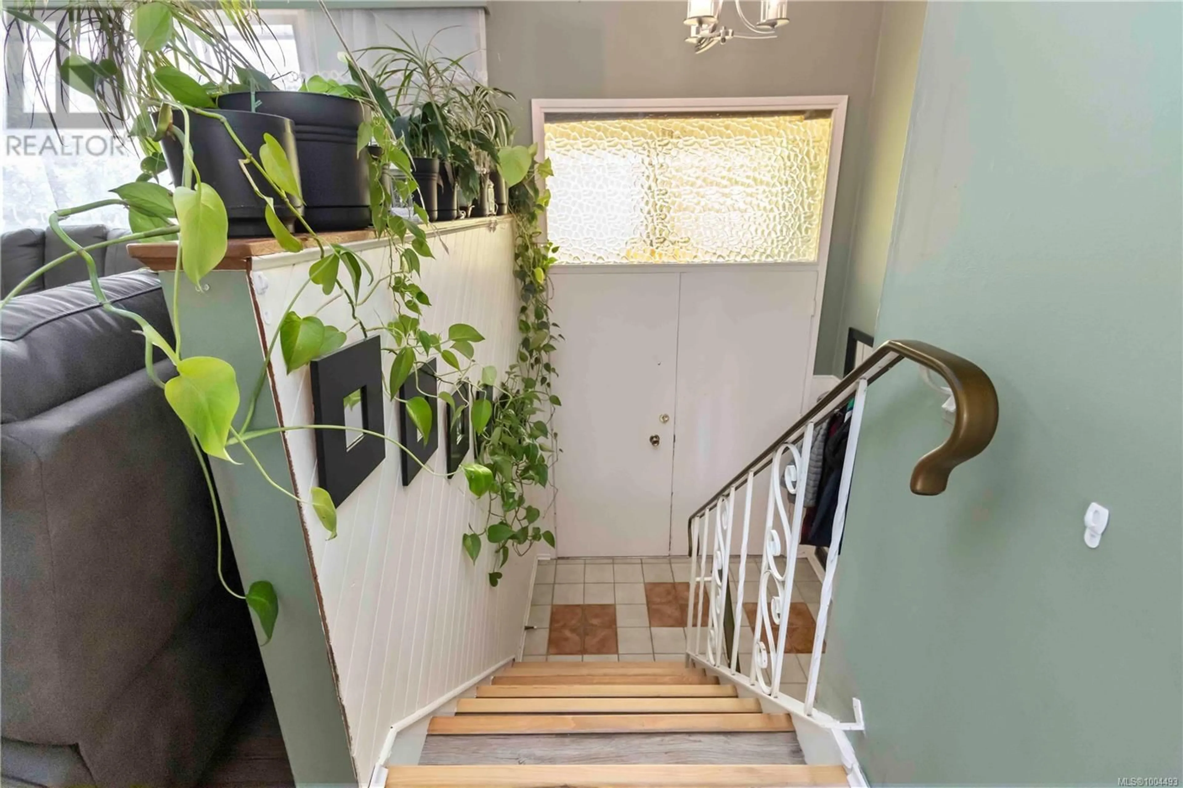Indoor entryway for 10287 GODFREY PLACE, Sidney British Columbia V8L2K9