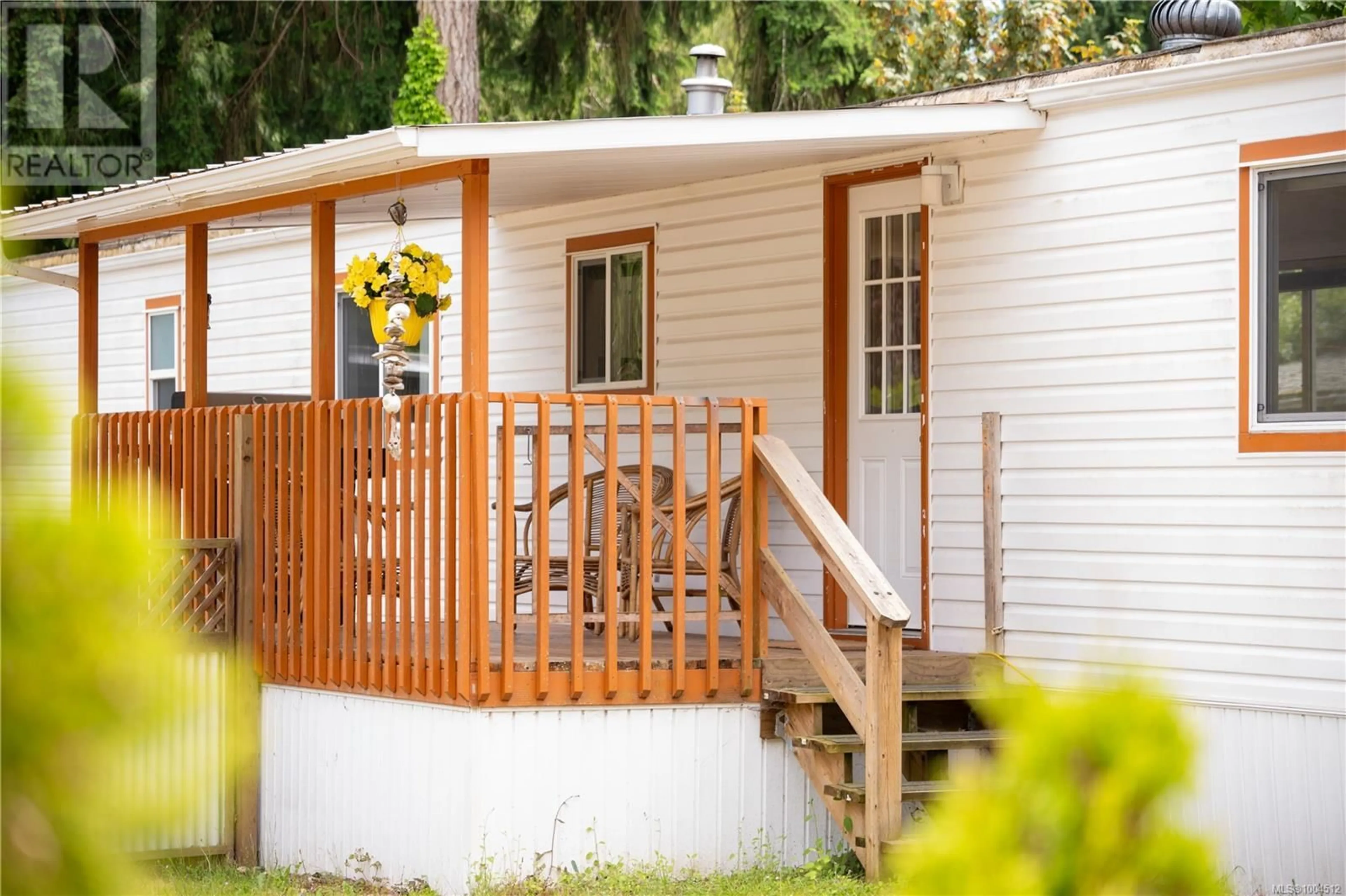 Home with vinyl exterior material, street for 25 - 3920 ISLAND HIGHWAY WEST, Qualicum Beach British Columbia V9K2C2