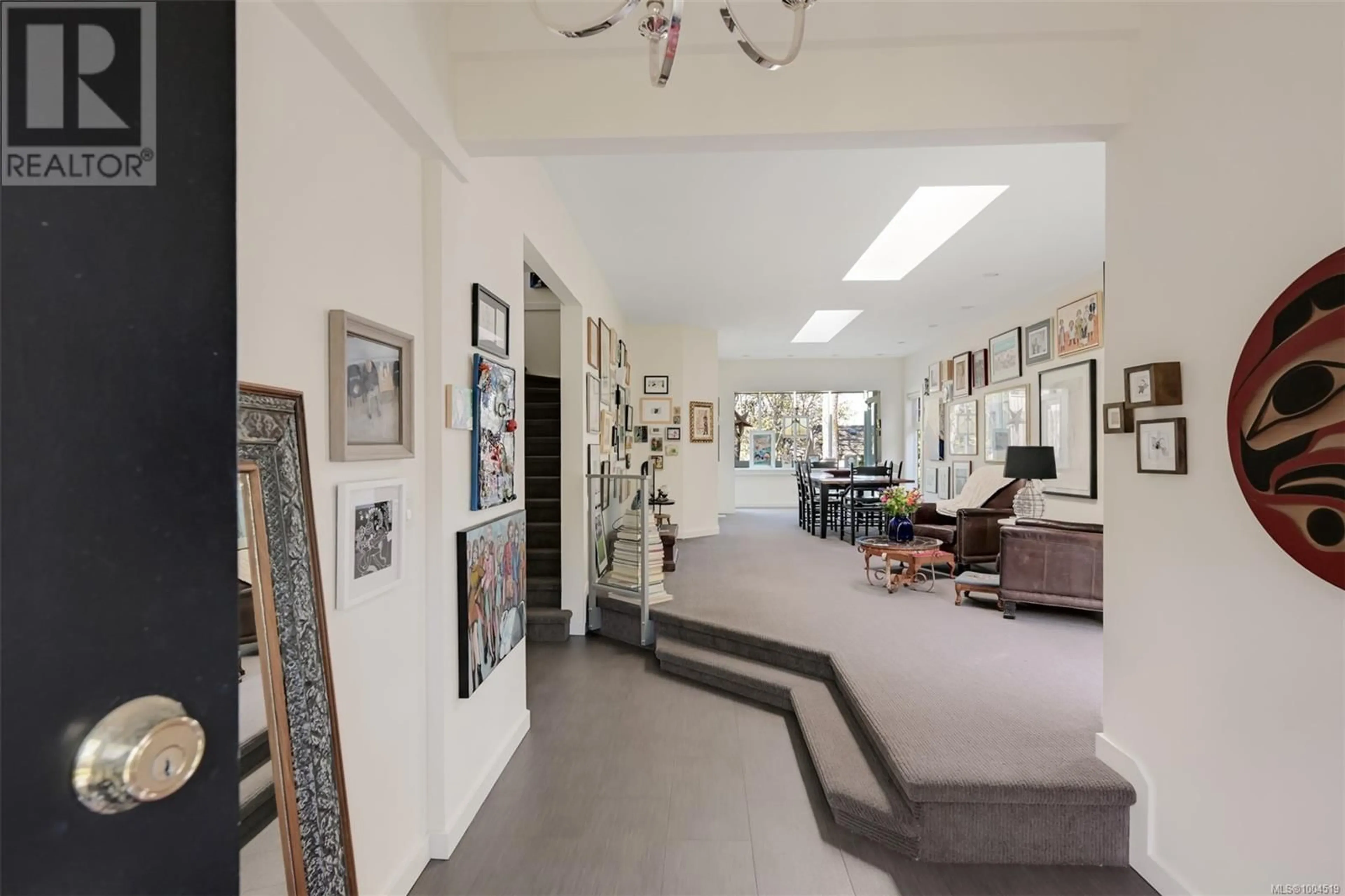 Indoor foyer for 1020 VERRINDER AVENUE, Victoria British Columbia V8S3T7