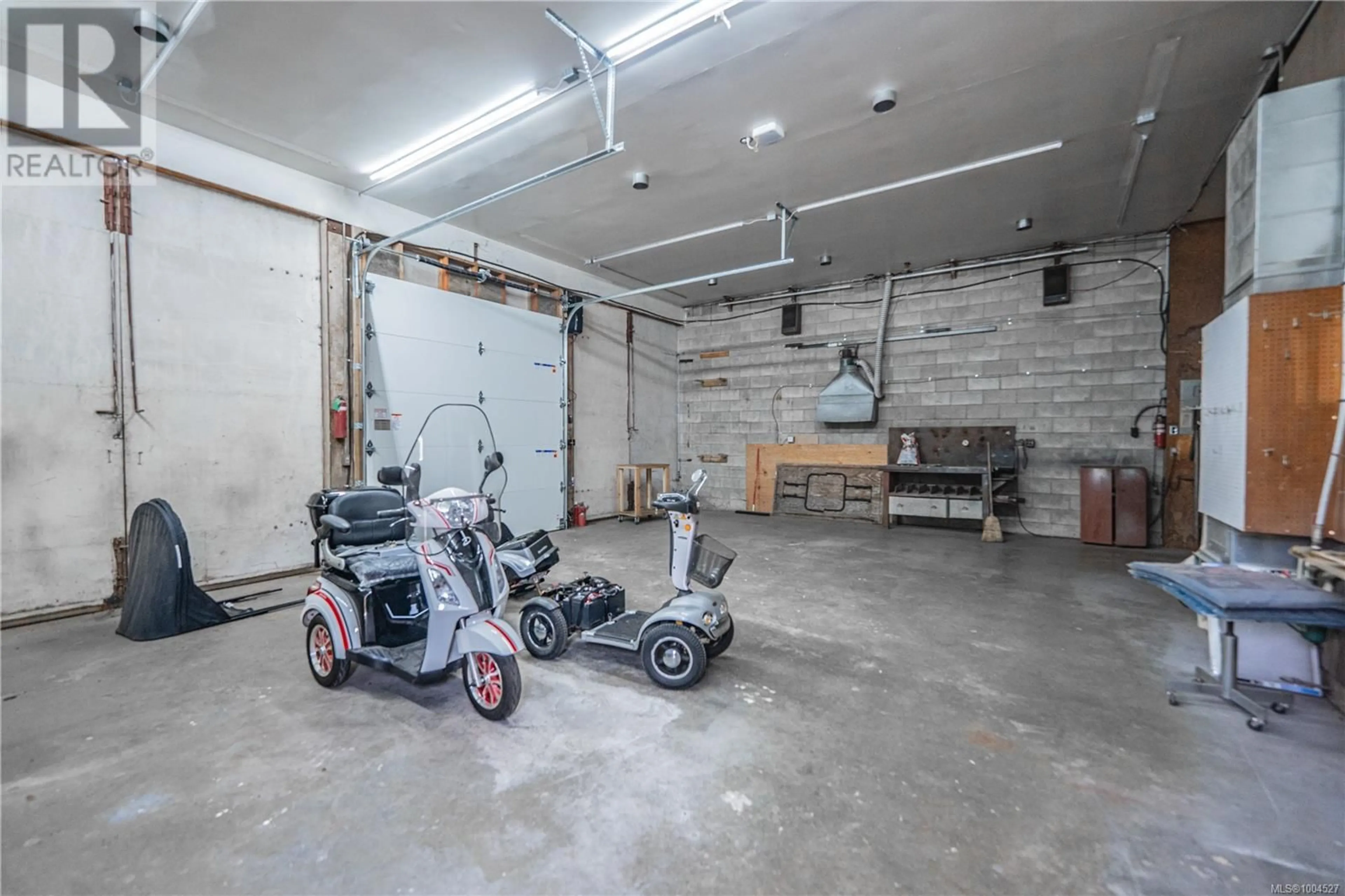 Indoor garage for 635 PARK AVENUE, Nanaimo British Columbia V9R4H5