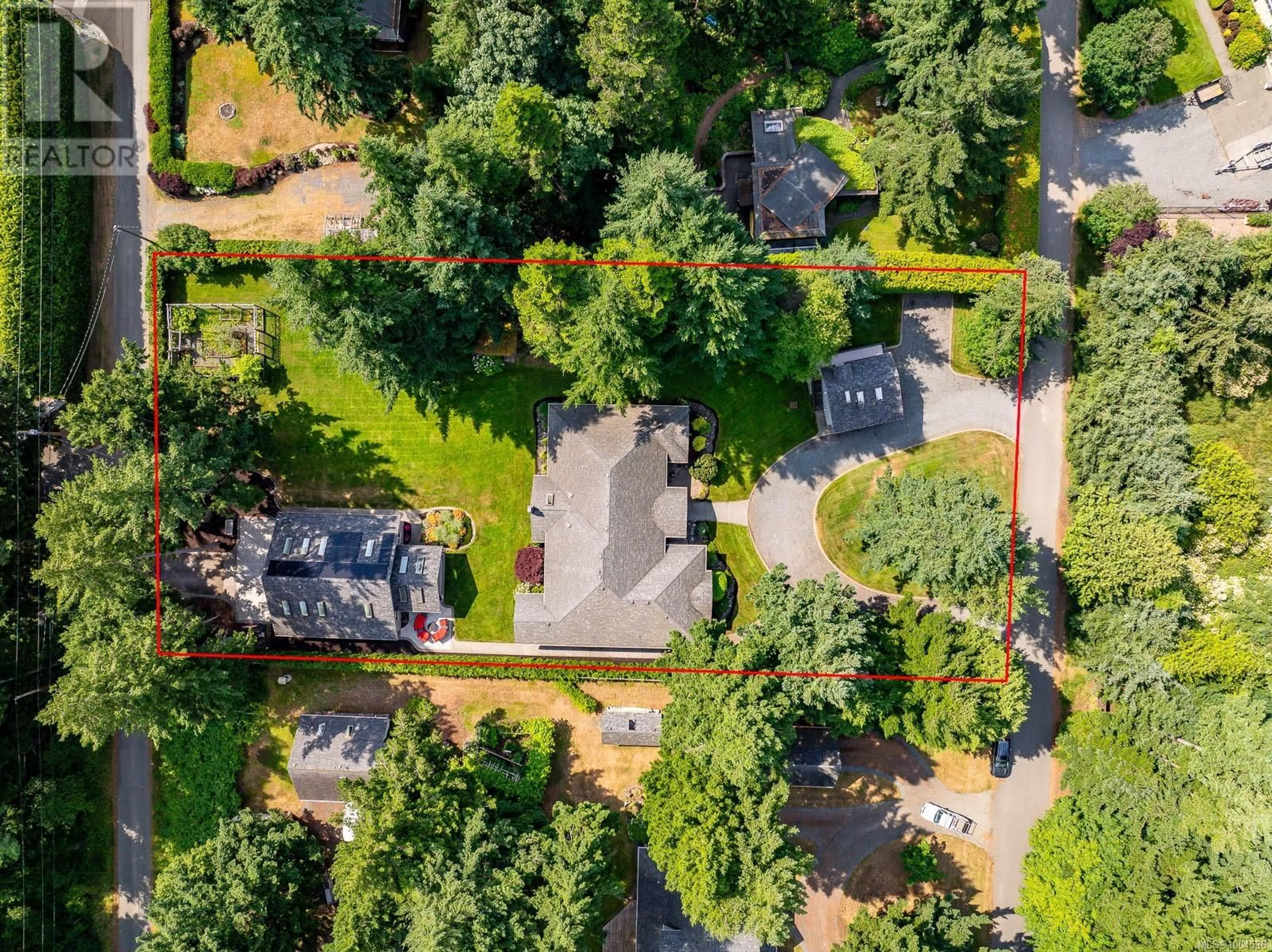 A pic from outside/outdoor area/front of a property/back of a property/a pic from drone, street for 142 MULHOLLAND DRIVE, Comox British Columbia V9M3W5