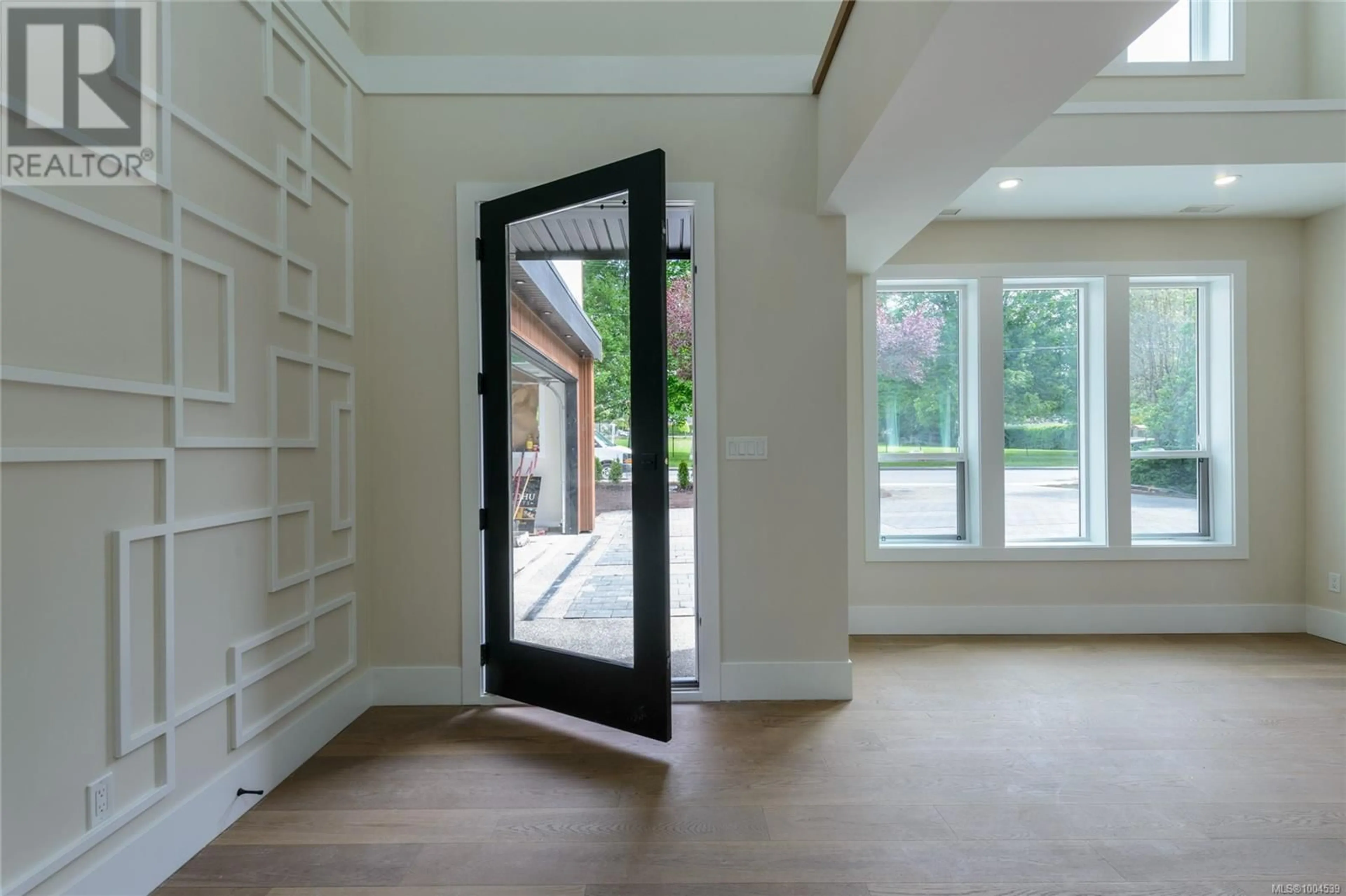 Indoor entryway for 1246 REYNOLDS ROAD, Saanich British Columbia V8P2K7