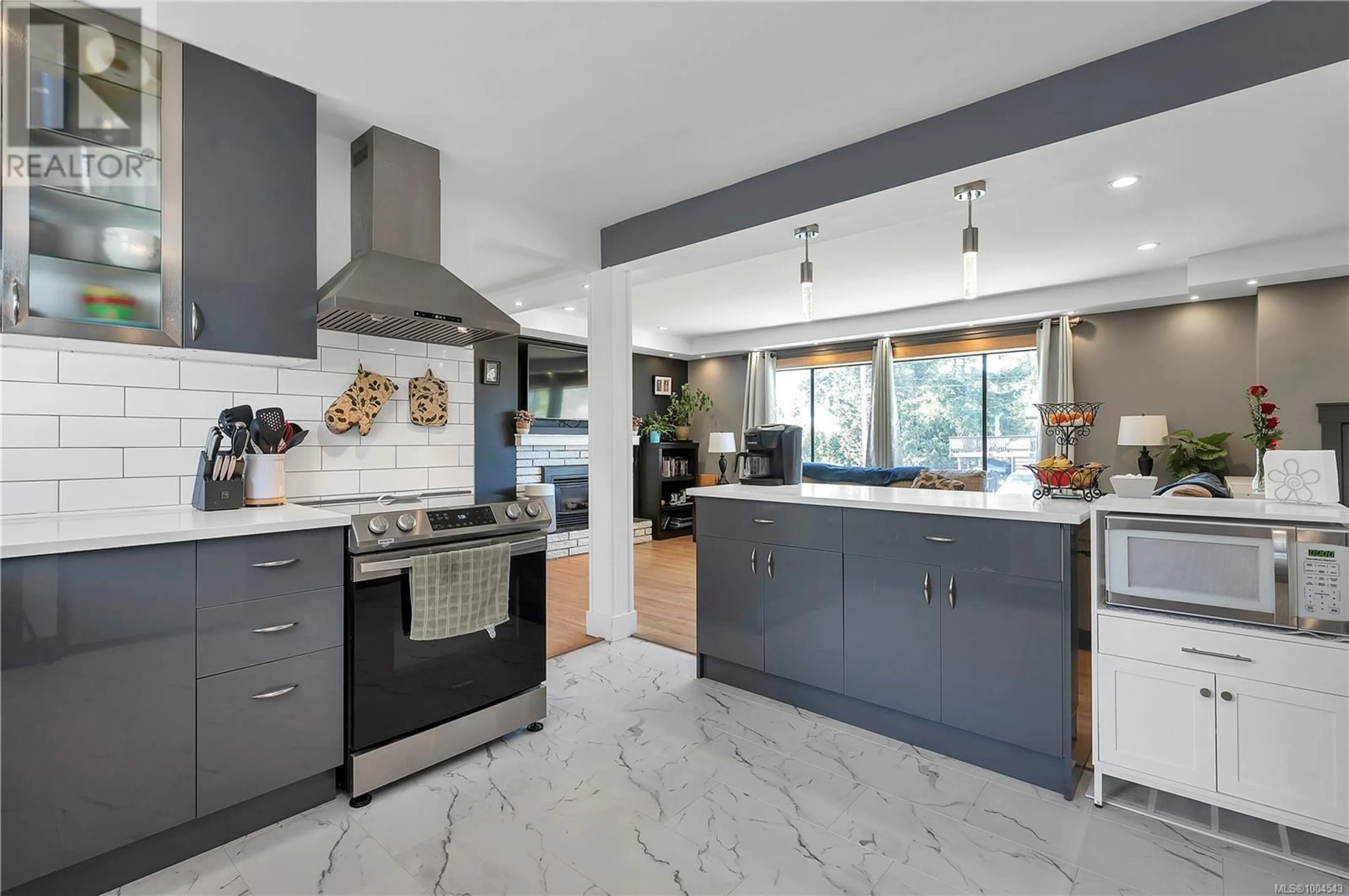 Contemporary kitchen, ceramic/tile floor for 465 ELIZABETH ROAD, Campbell River British Columbia V9W3R4