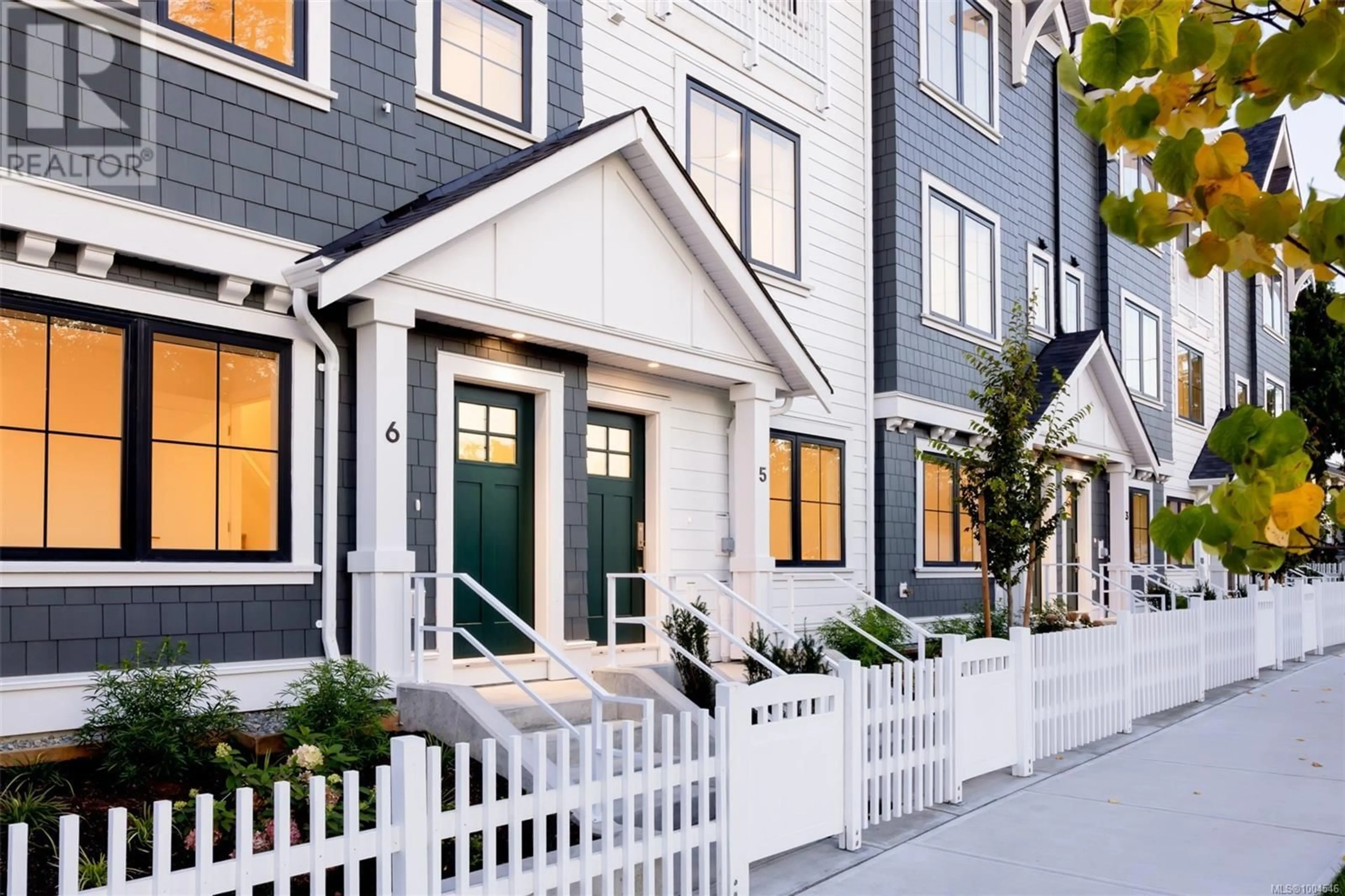 Home with vinyl exterior material, street for TH9 - 3450 WHITTIER AVENUE, Saanich British Columbia V8Z3R2