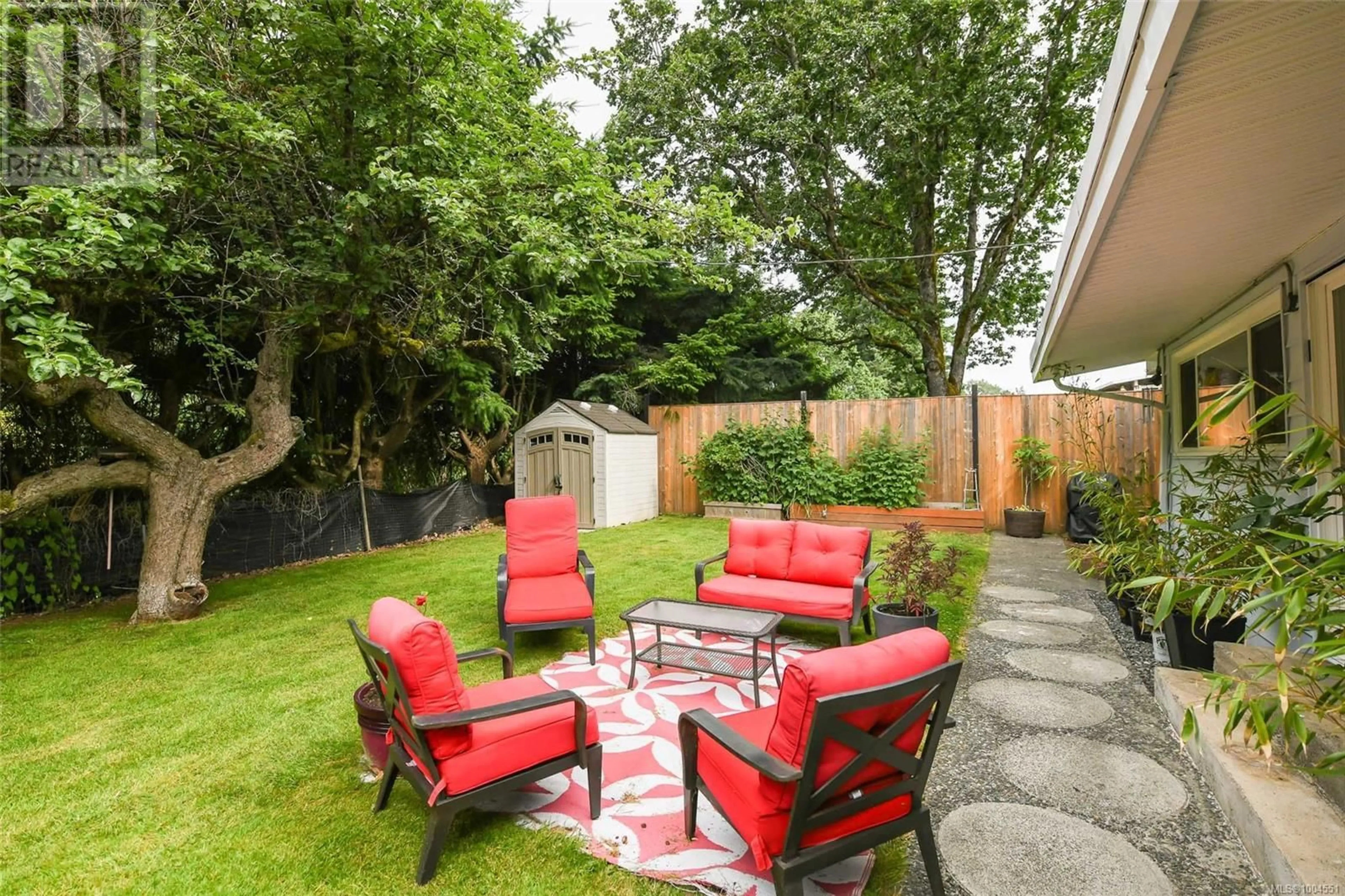 Patio, street for 4740 ISLAND HIGHWAY NORTH, Courtenay British Columbia V9N5Y7
