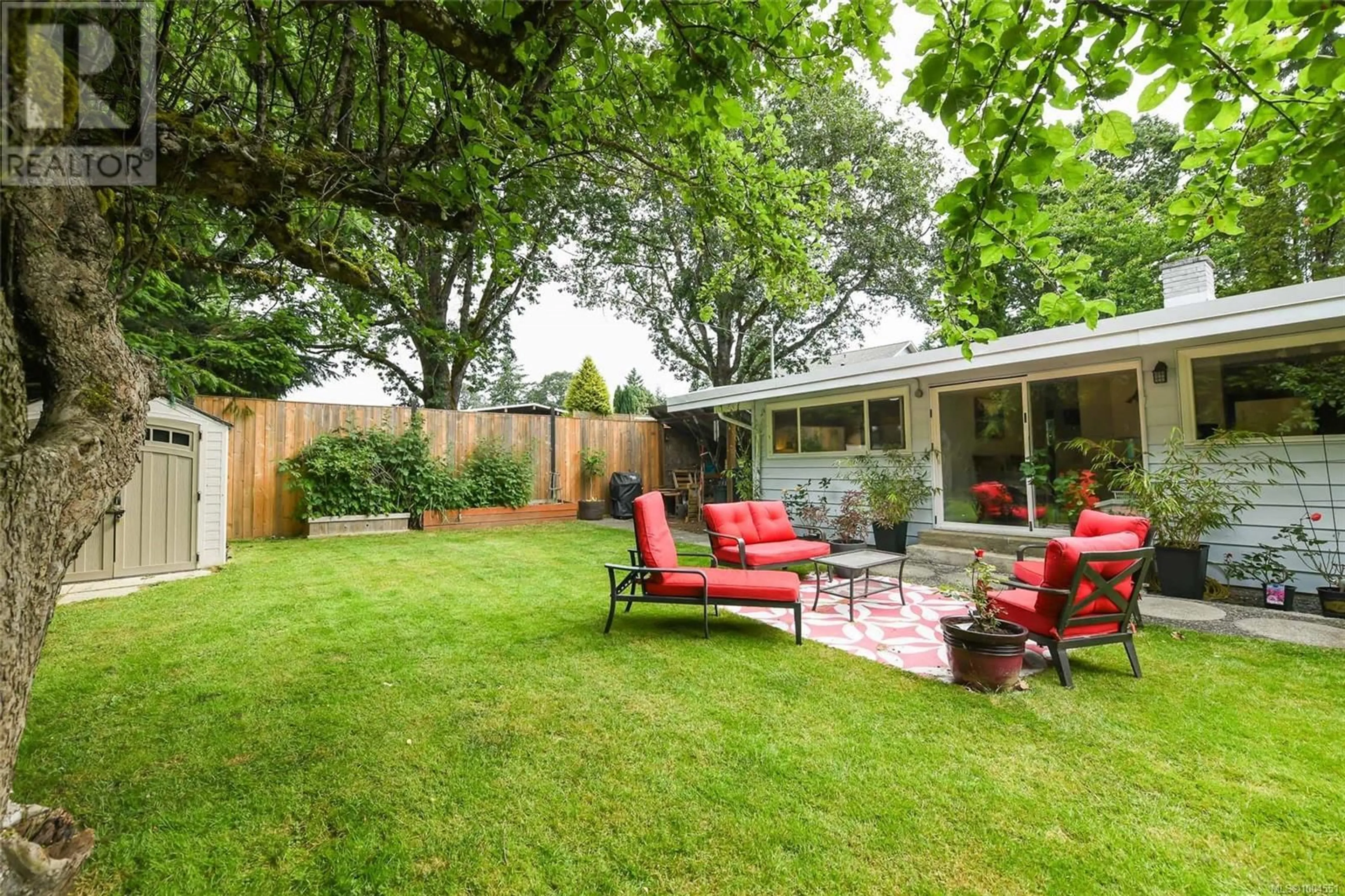 Patio, street for 4740 ISLAND HIGHWAY NORTH, Courtenay British Columbia V9N5Y7