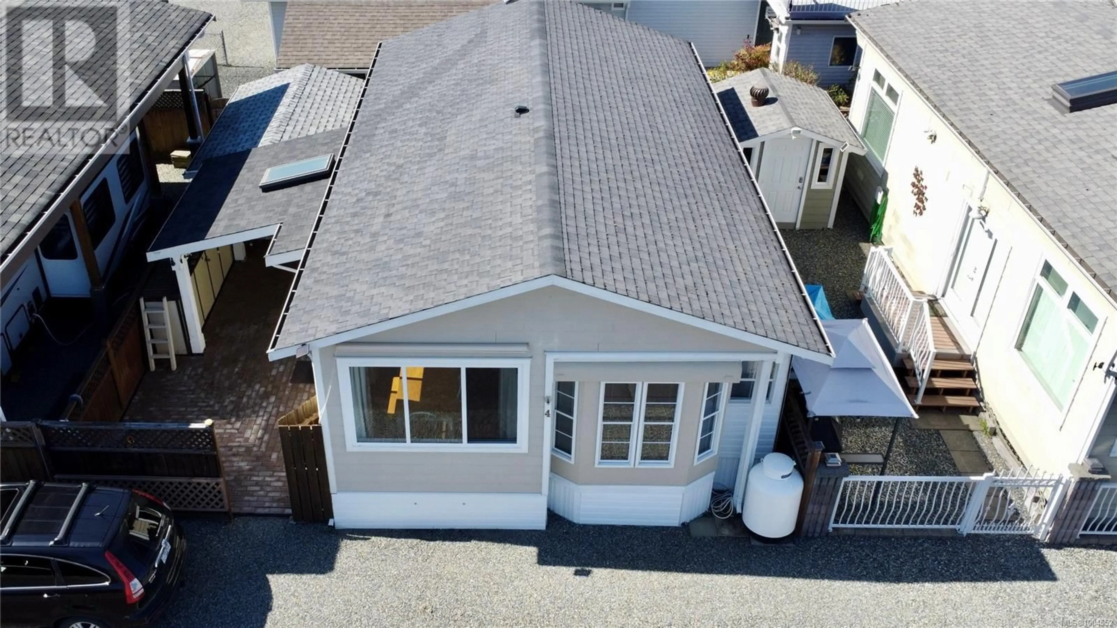A pic from outside/outdoor area/front of a property/back of a property/a pic from drone, street for 4 - 6855 PARK AVENUE, Honeymoon Bay British Columbia V0R1Y0