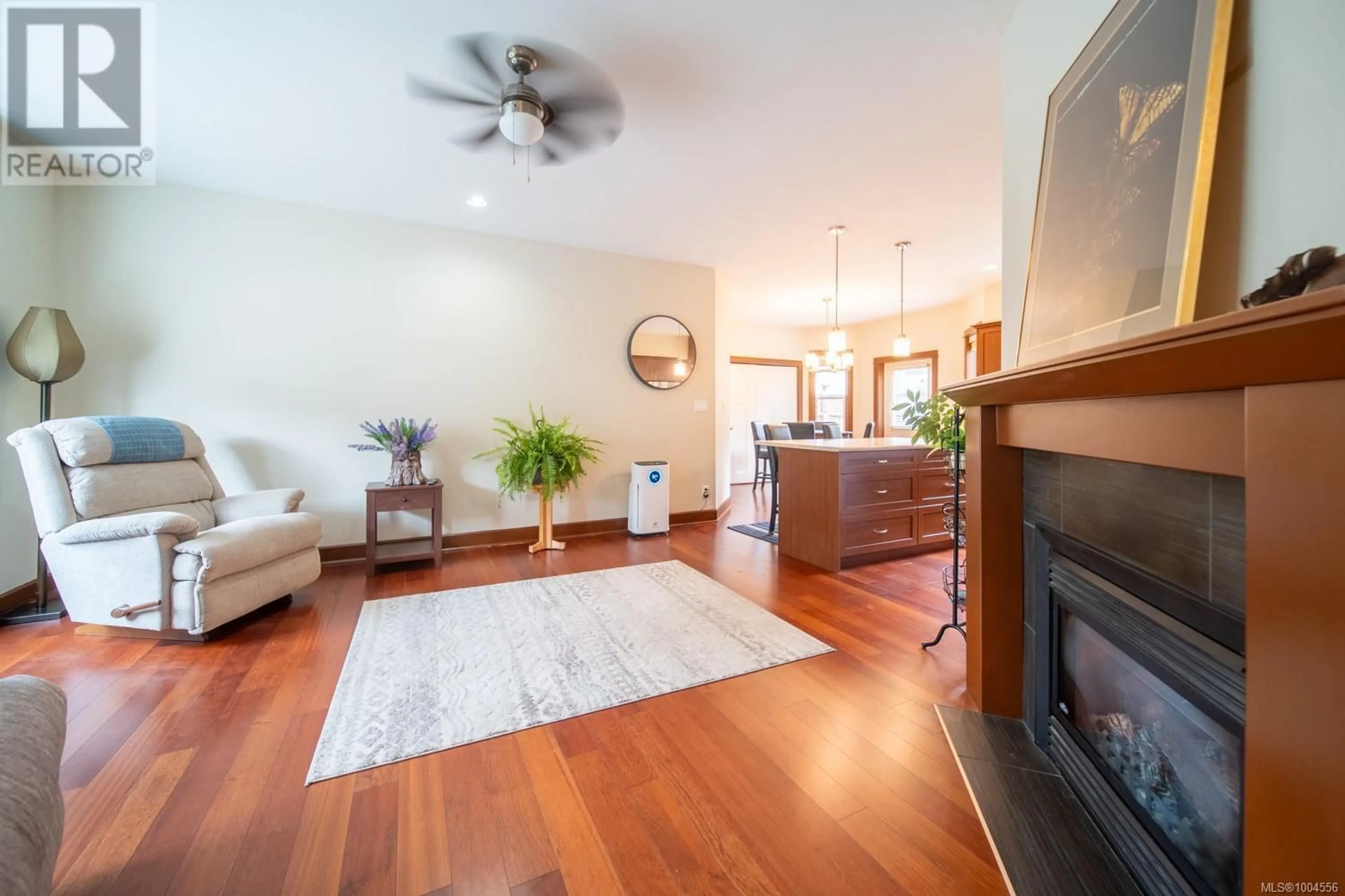 Living room with furniture, wood/laminate floor for 6 - 941 TRUNK ROAD, Duncan British Columbia V9L2R9