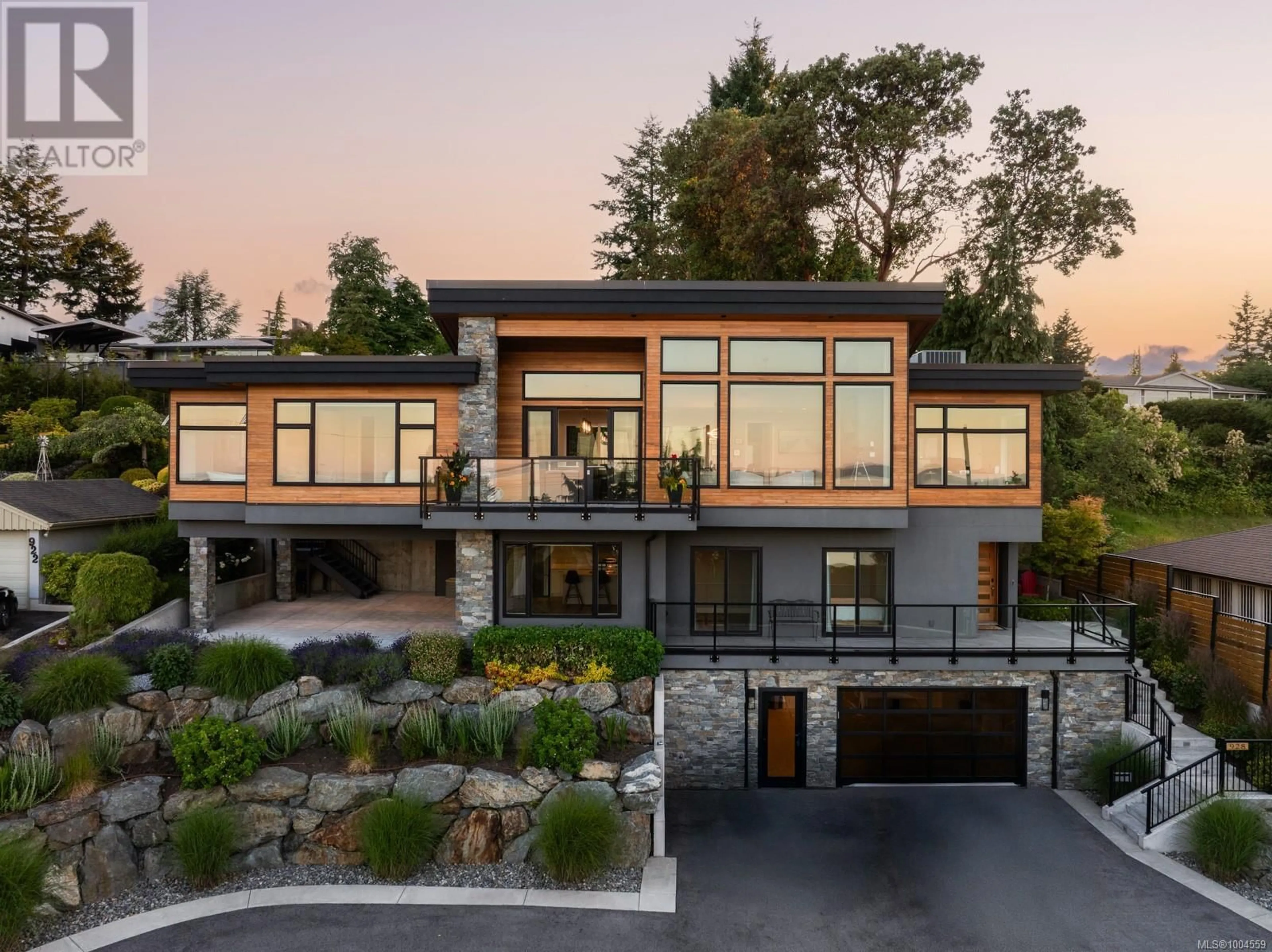 Home with brick exterior material, mountain view for 928 CLAREMONT AVENUE, Saanich British Columbia V8Y1K3