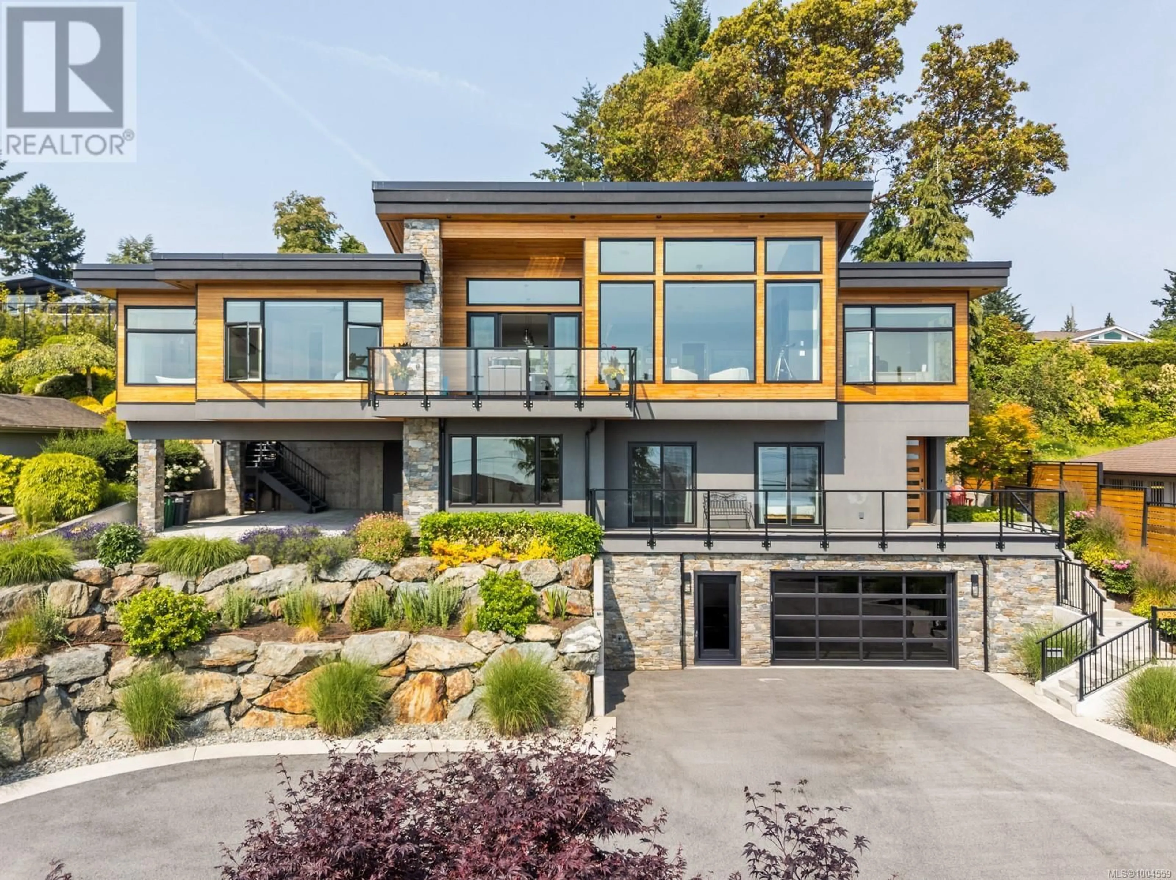 Home with brick exterior material, unknown for 928 CLAREMONT AVENUE, Saanich British Columbia V8Y1K3