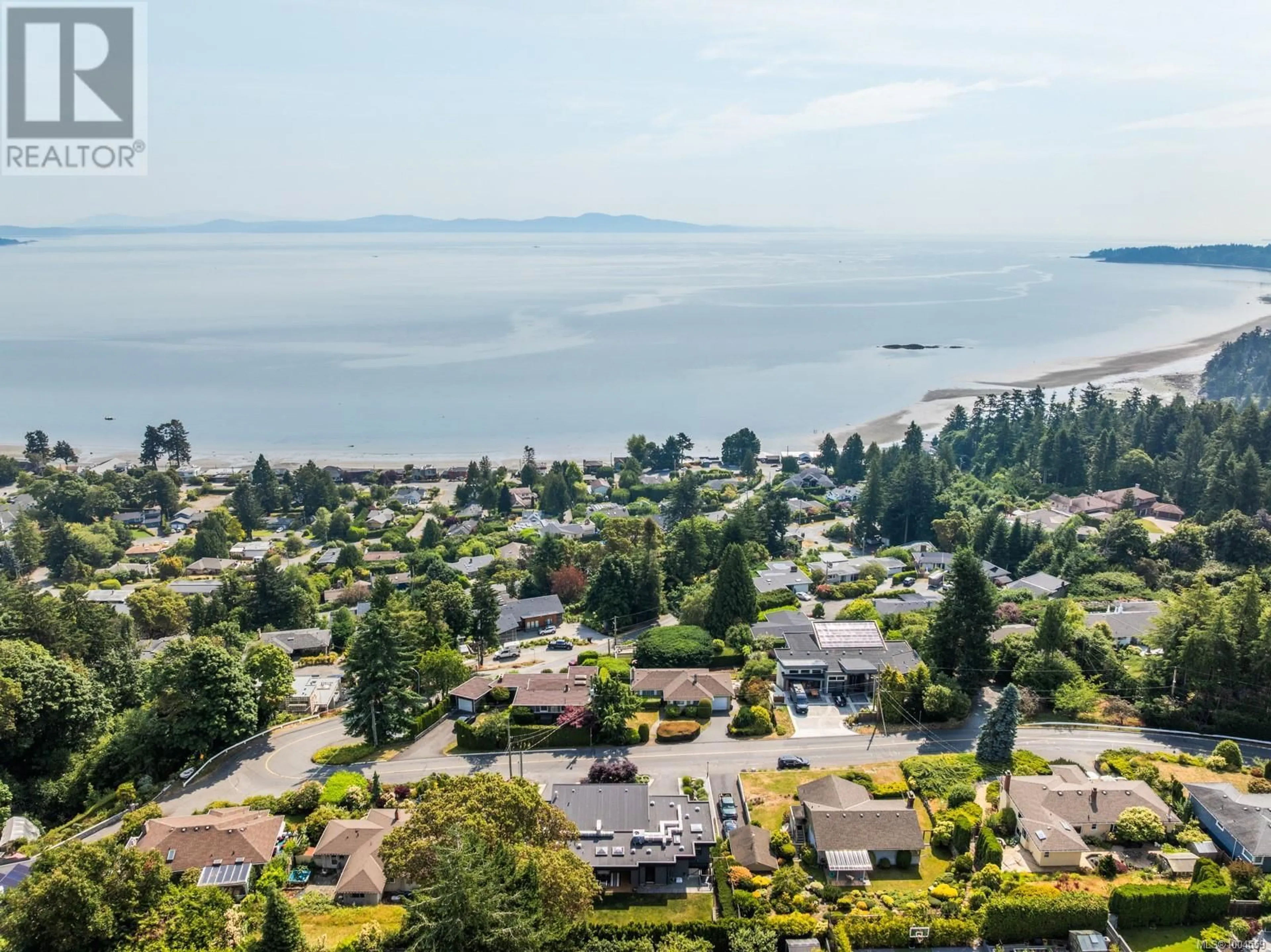 A pic from outside/outdoor area/front of a property/back of a property/a pic from drone, water/lake/river/ocean view for 928 CLAREMONT AVENUE, Saanich British Columbia V8Y1K3