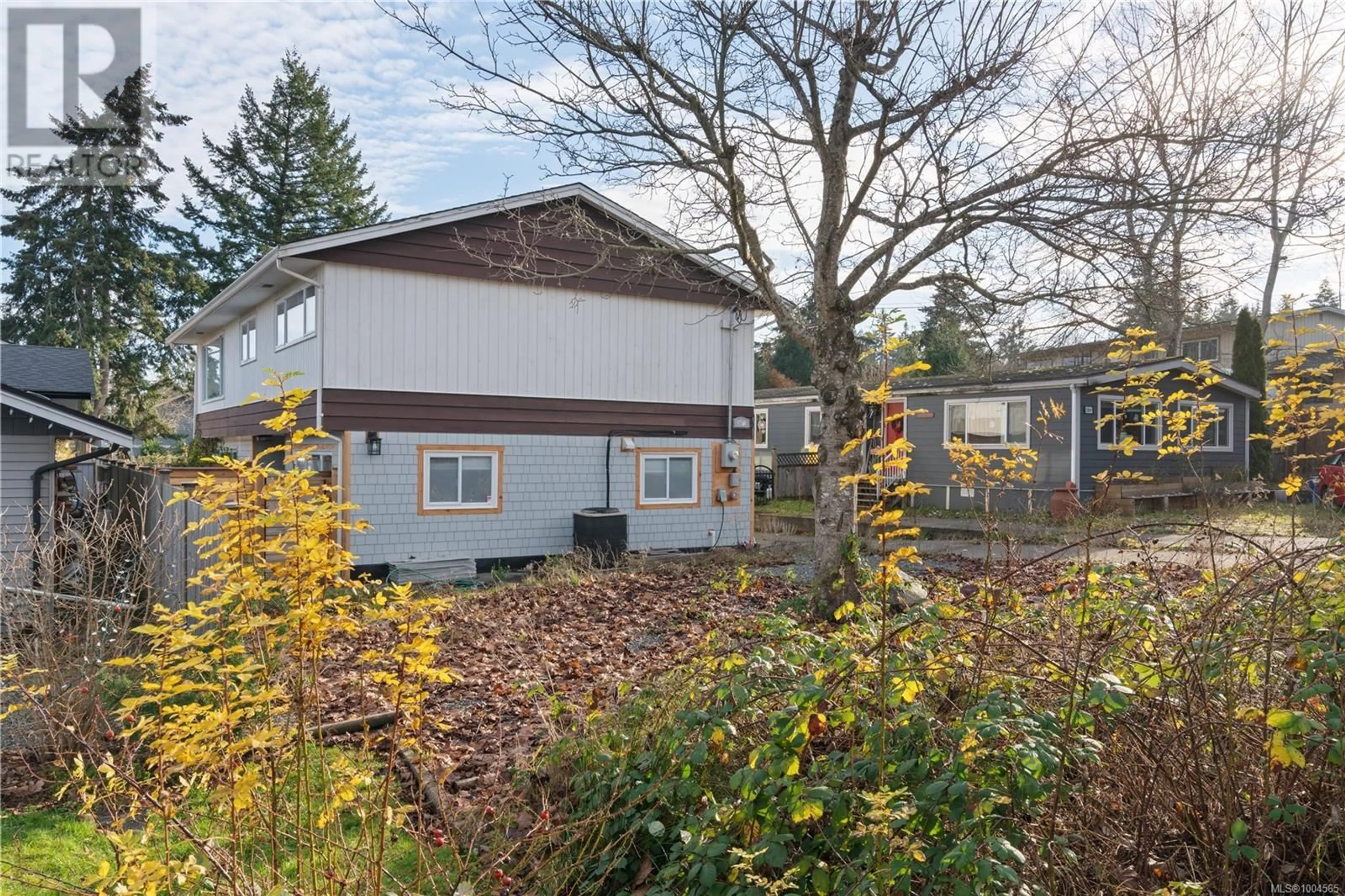 A pic from outside/outdoor area/front of a property/back of a property/a pic from drone, street for 3871 WARREN AVENUE, Royston British Columbia V0R2V0