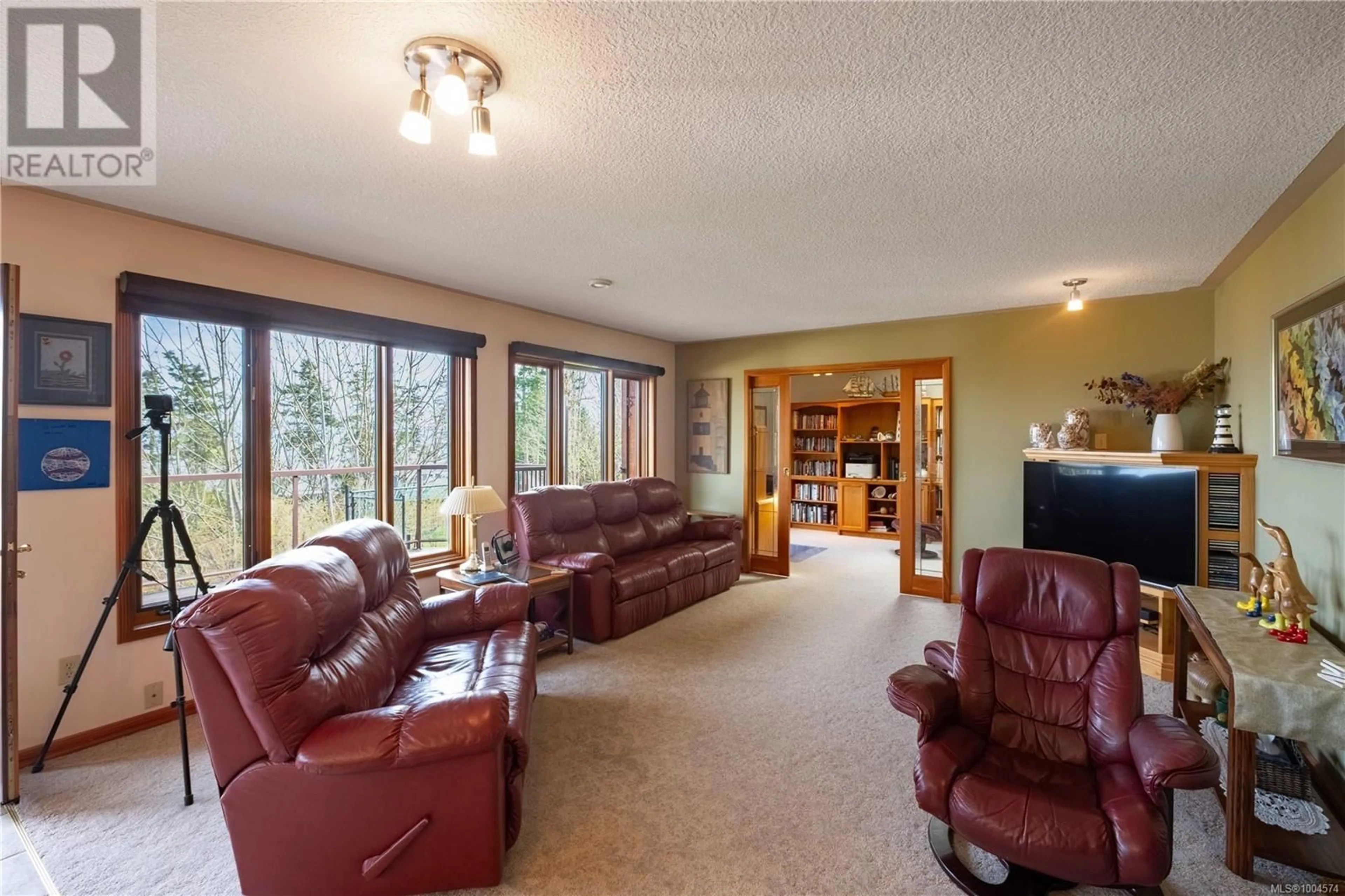 Living room with furniture, unknown for 3882 WAVECREST ROAD, Campbell River British Columbia V9H1L1