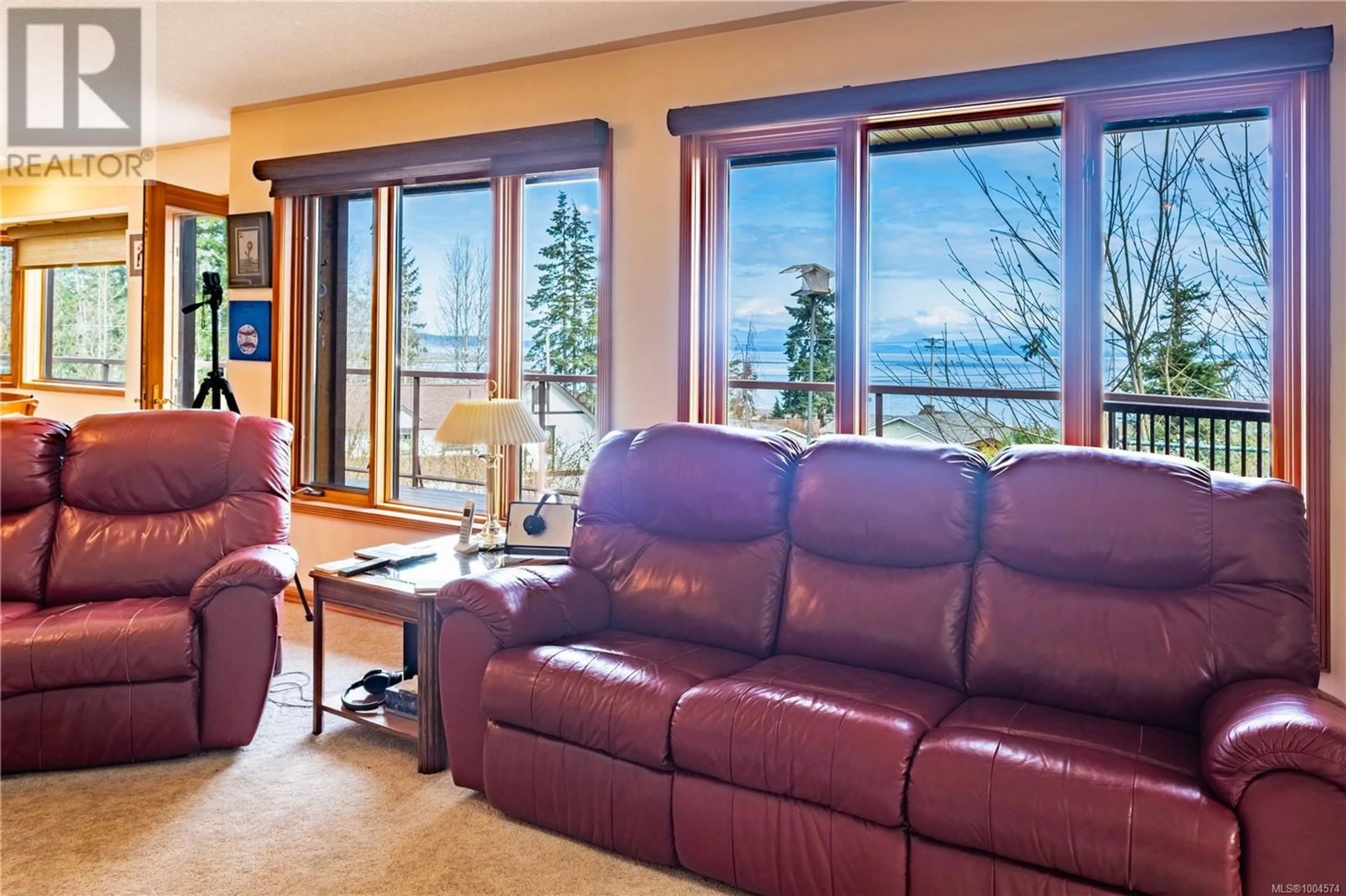 Living room with furniture, unknown for 3882 WAVECREST ROAD, Campbell River British Columbia V9H1L1