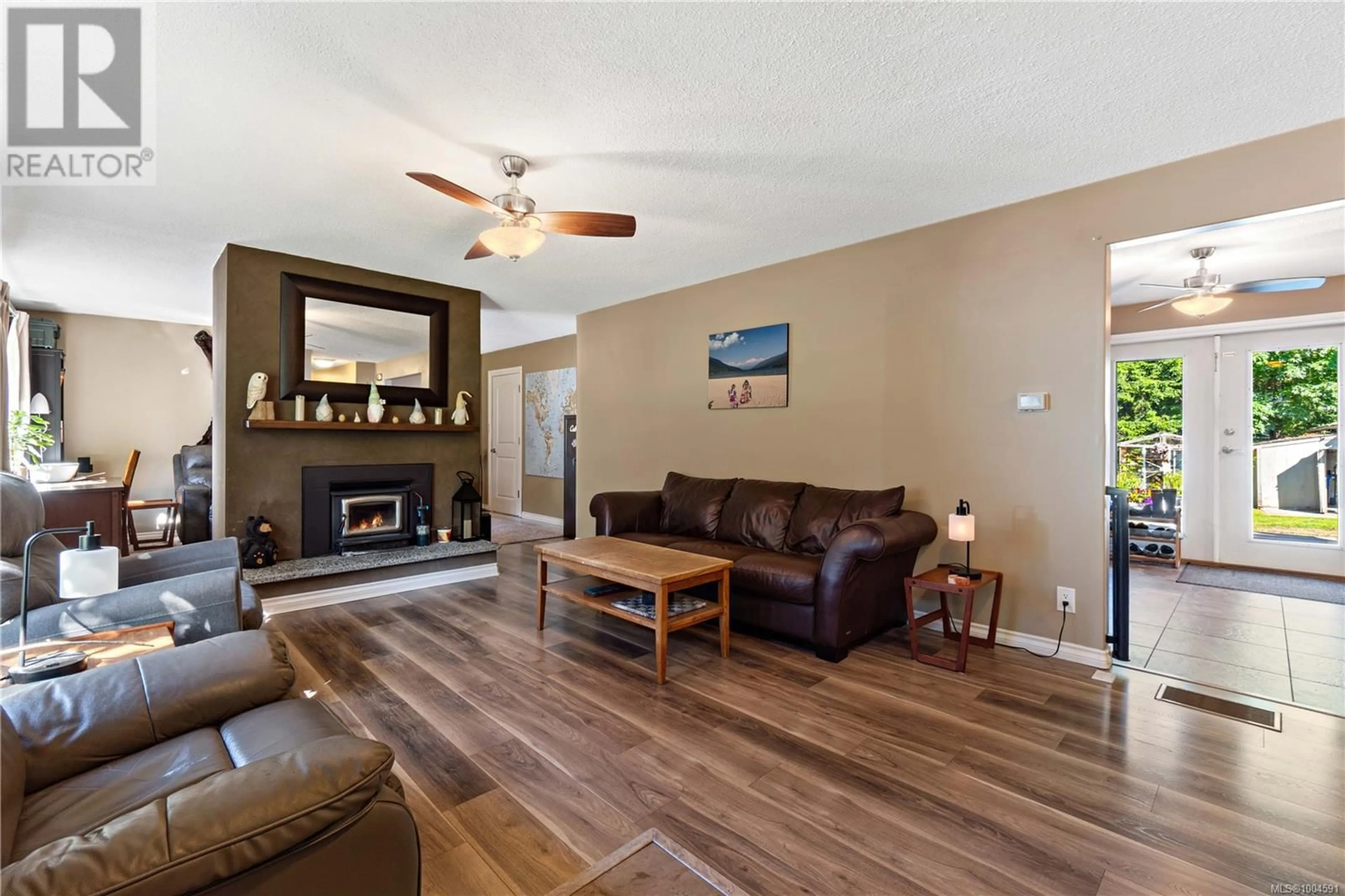 Living room with furniture, wood/laminate floor for 5733 AMSTERDAM CRESCENT, Nanaimo British Columbia V9T2M8