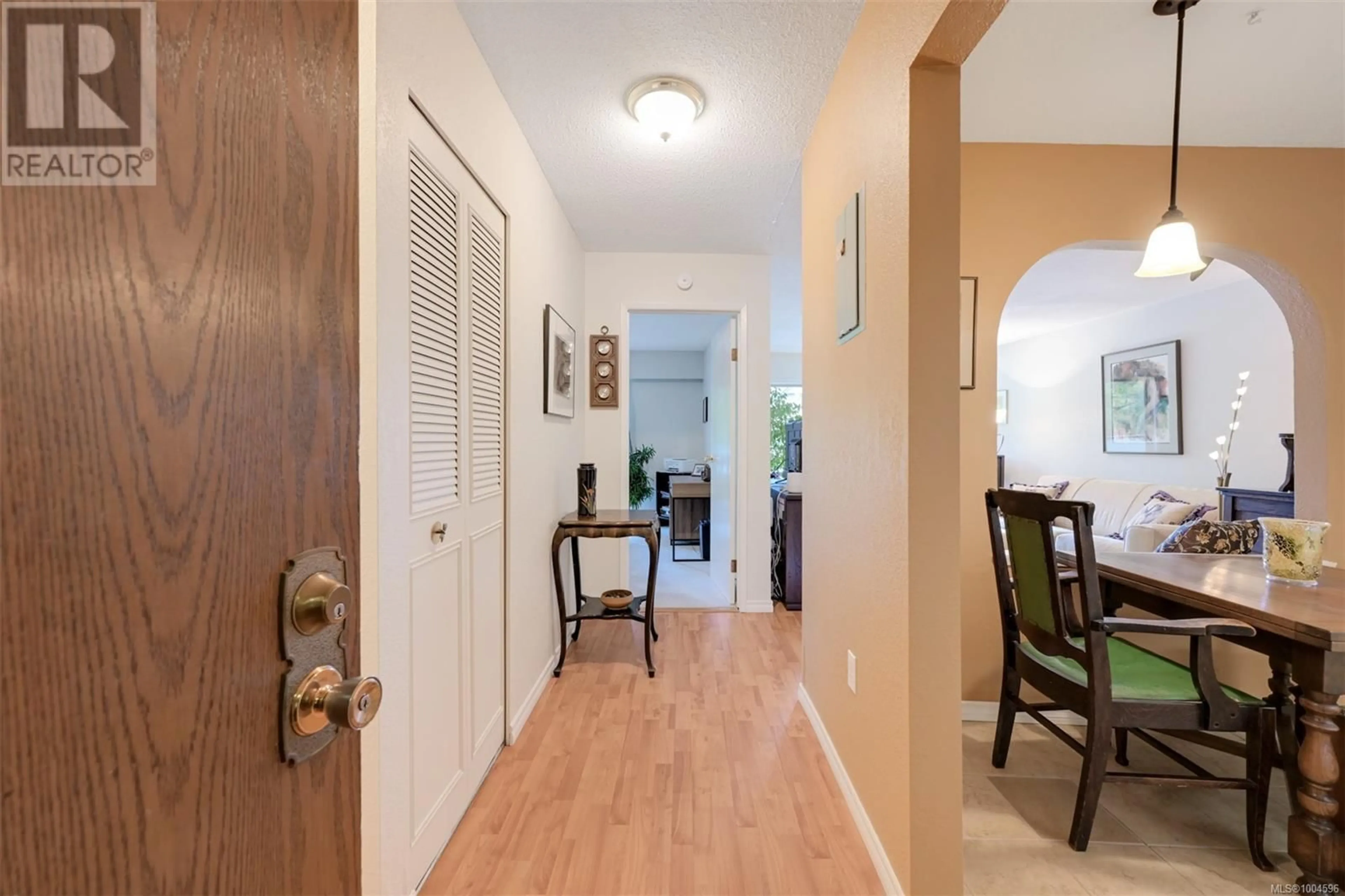 Indoor entryway for 213 - 1419 STADACONA AVENUE, Victoria British Columbia V8S5J3