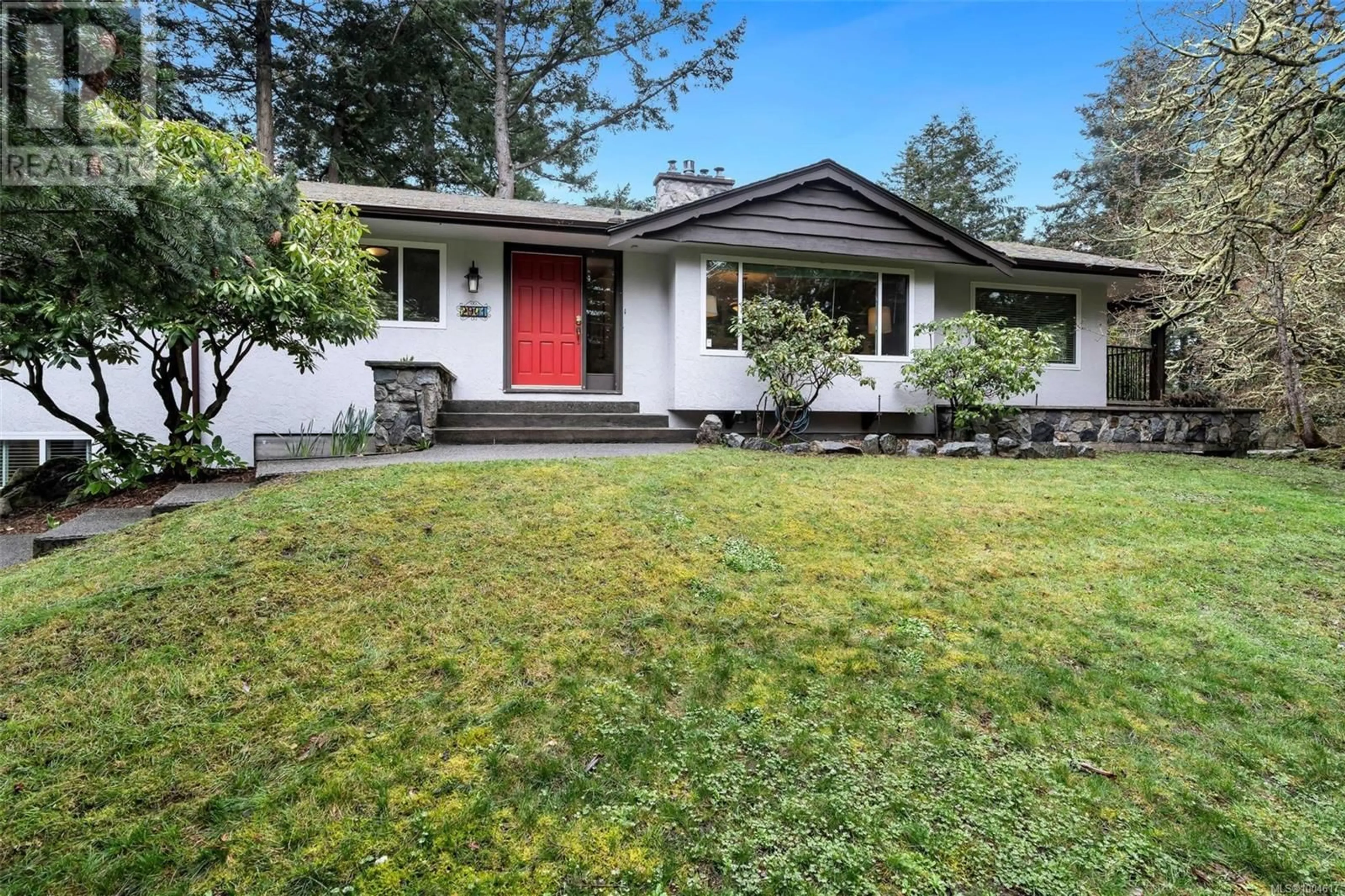 Home with vinyl exterior material, street for 2901 SEA POINT DRIVE, Saanich British Columbia V8N1S9
