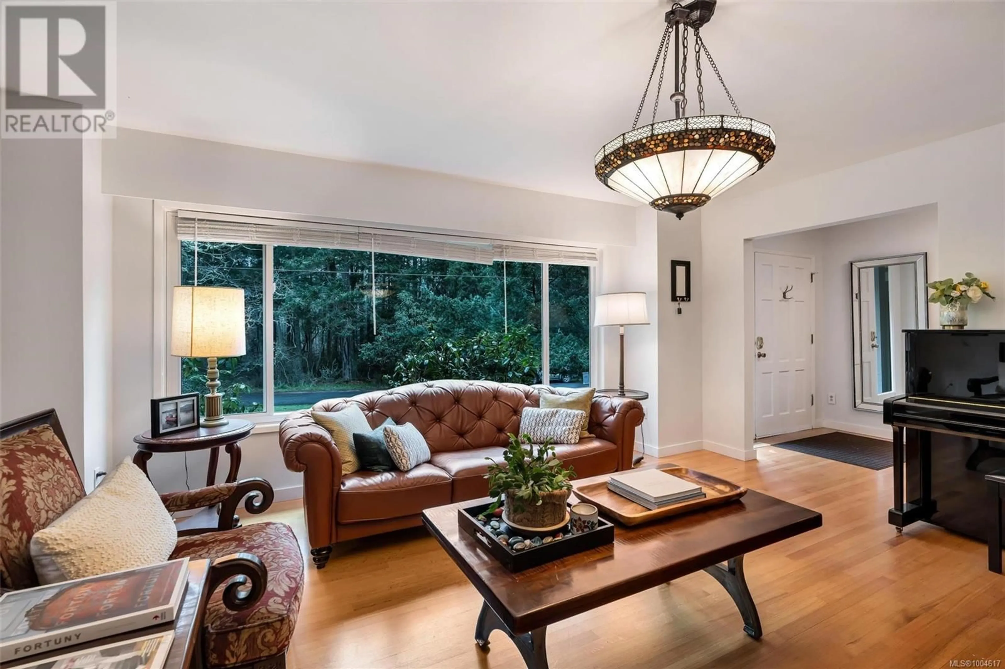 Living room with furniture, unknown for 2901 SEA POINT DRIVE, Saanich British Columbia V8N1S9