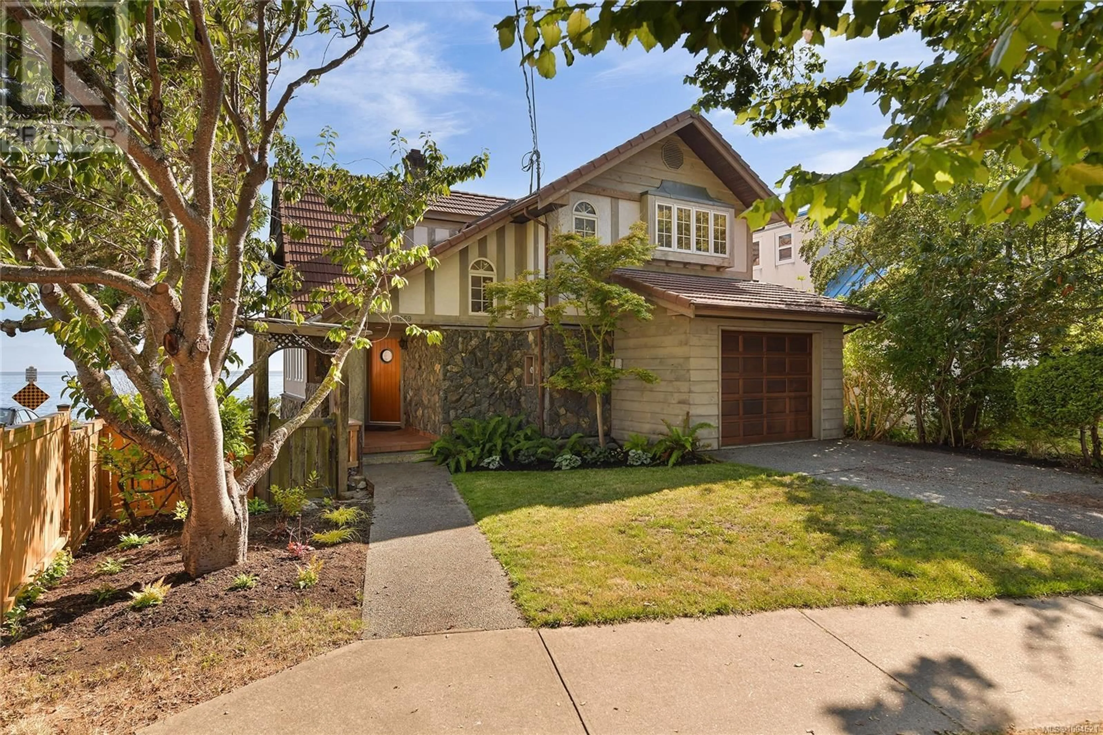 Home with brick exterior material, street for 1659 HOLLYWOOD CRESCENT, Victoria British Columbia V8S1J1