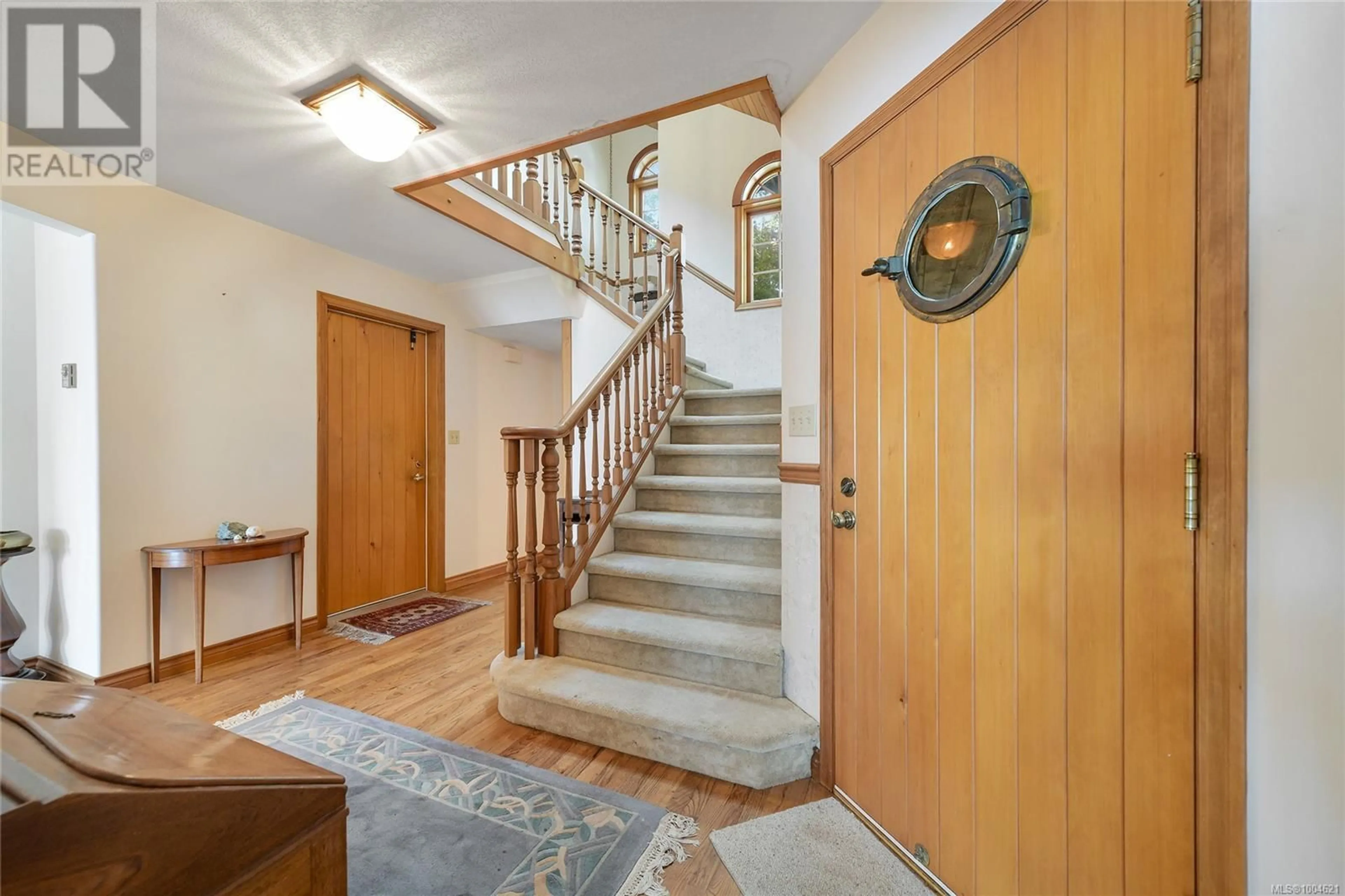 Indoor foyer for 1659 HOLLYWOOD CRESCENT, Victoria British Columbia V8S1J1