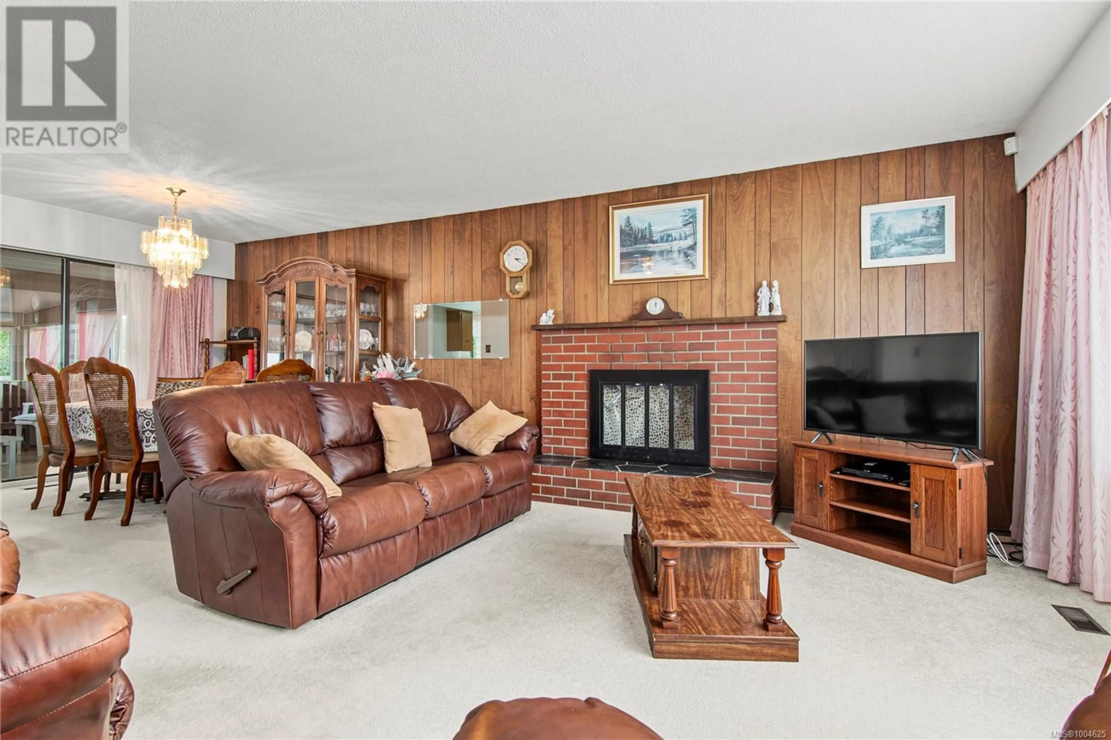 Living room with furniture, wood/laminate floor for 724 4TH AVENUE, Campbell River British Columbia V9W3W9