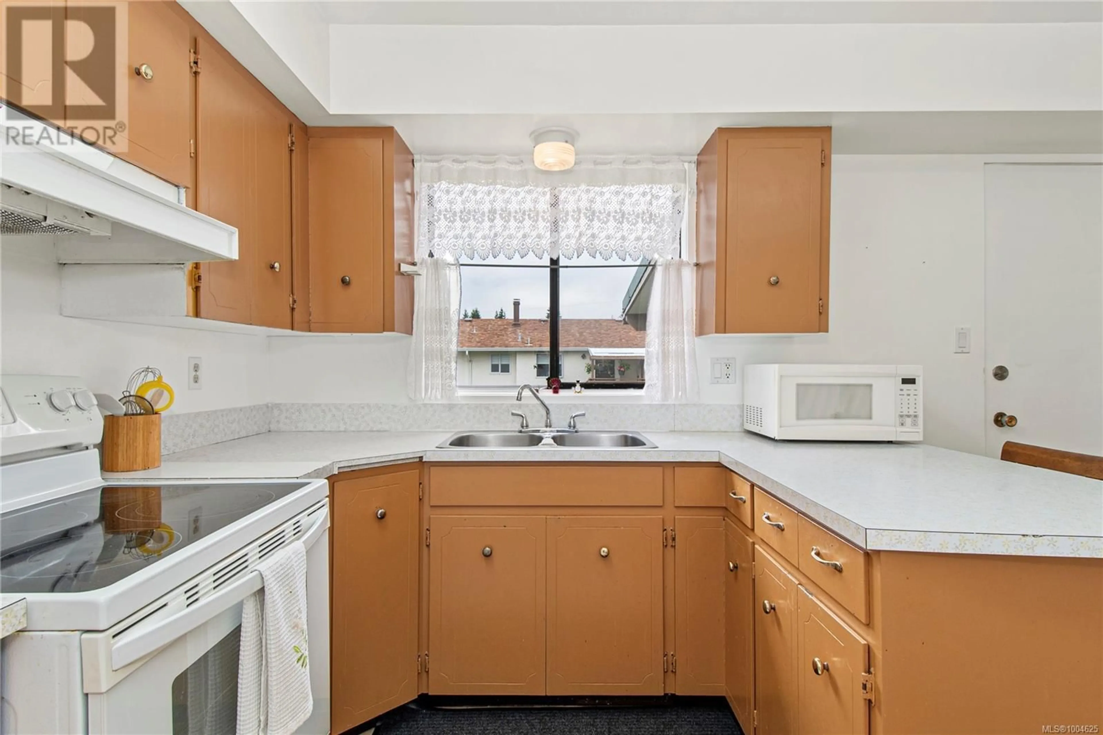 Standard kitchen, ceramic/tile floor for 724 4TH AVENUE, Campbell River British Columbia V9W3W9